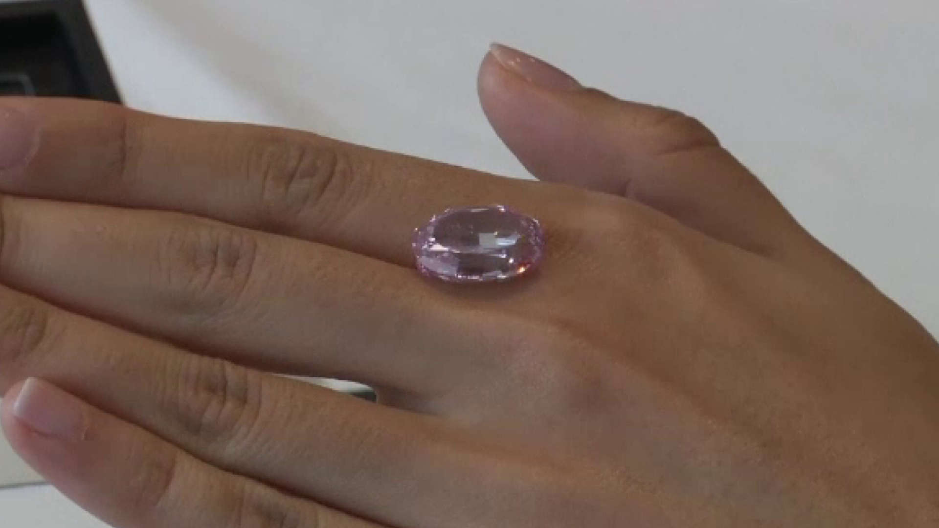 Diamantul roz ”Spiritul Trandafirului”, vândut cu o sumă record. Prelucrarea nestematei a durat un an de zile