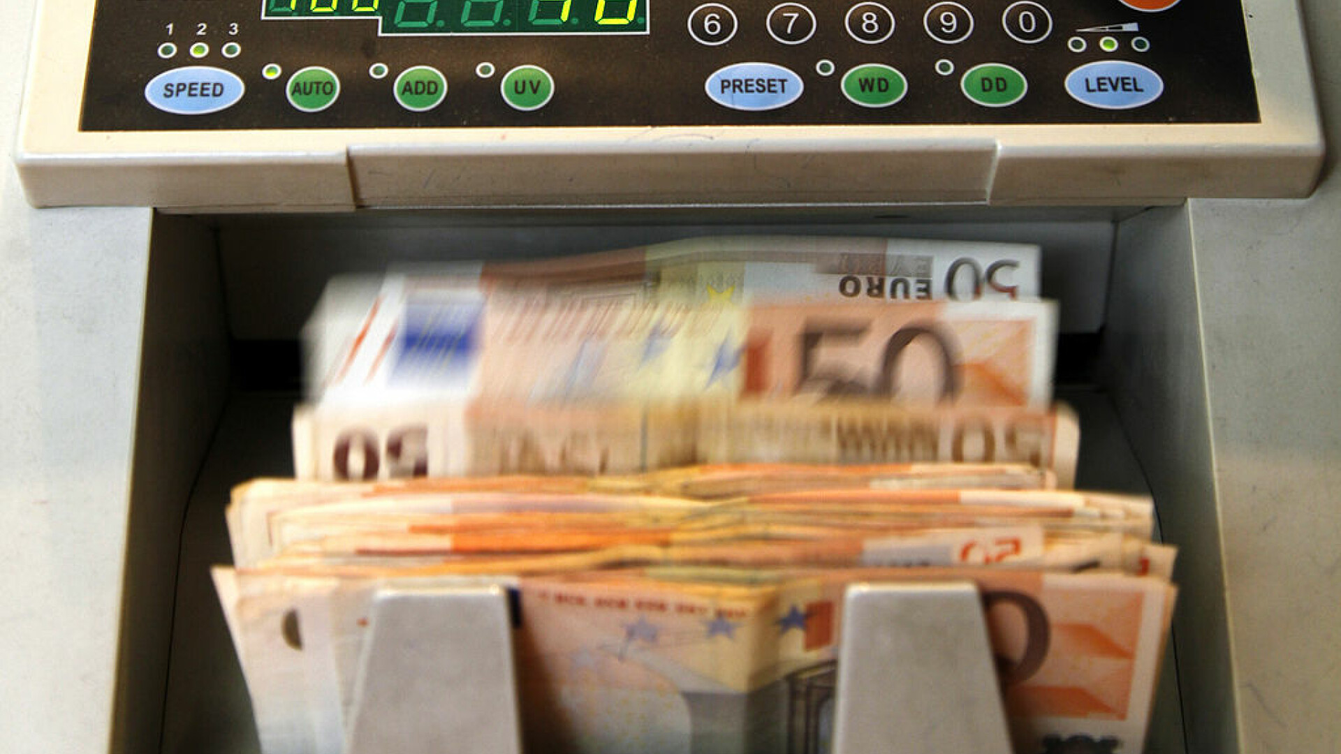 O femeie a furat 1 milion de euro din banii firmei pentru a-și asigura o viață de lux. A spus că era deprimată