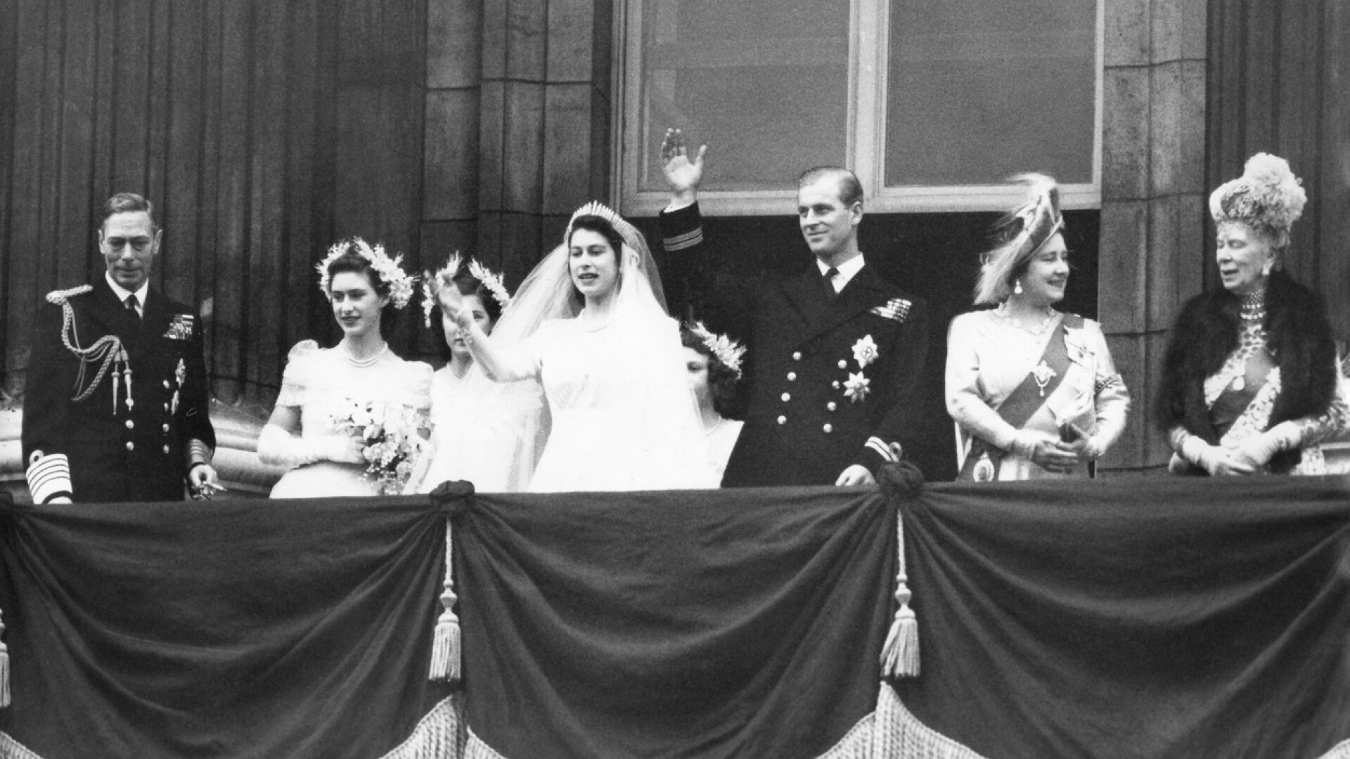 Regina Elisabeta şi prinţul Philip sărbătoresc 73 de ani de căsnicie