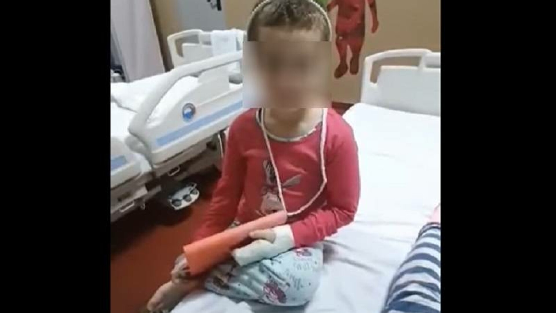 Mama fetiței găsite cu lovituri la cap a fost reținută pentru 24 de ore de polițiști