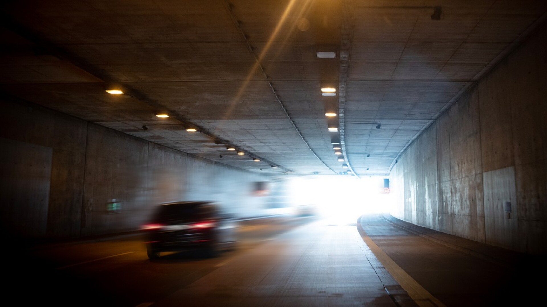Un șofer din Germania, surprins de radar cu o viteză de 221 km/h într-un tunel în care limita era de 80 km/h