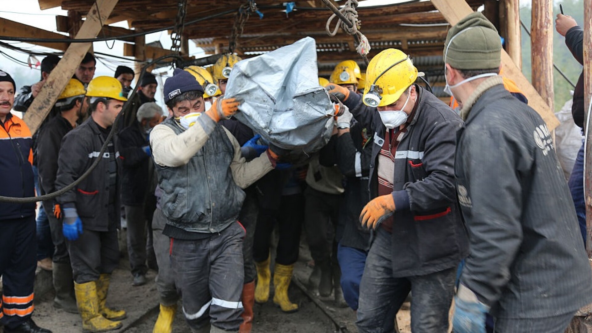 Explozie puternică într-o mină din Kazahstan. Şase oameni au murit
