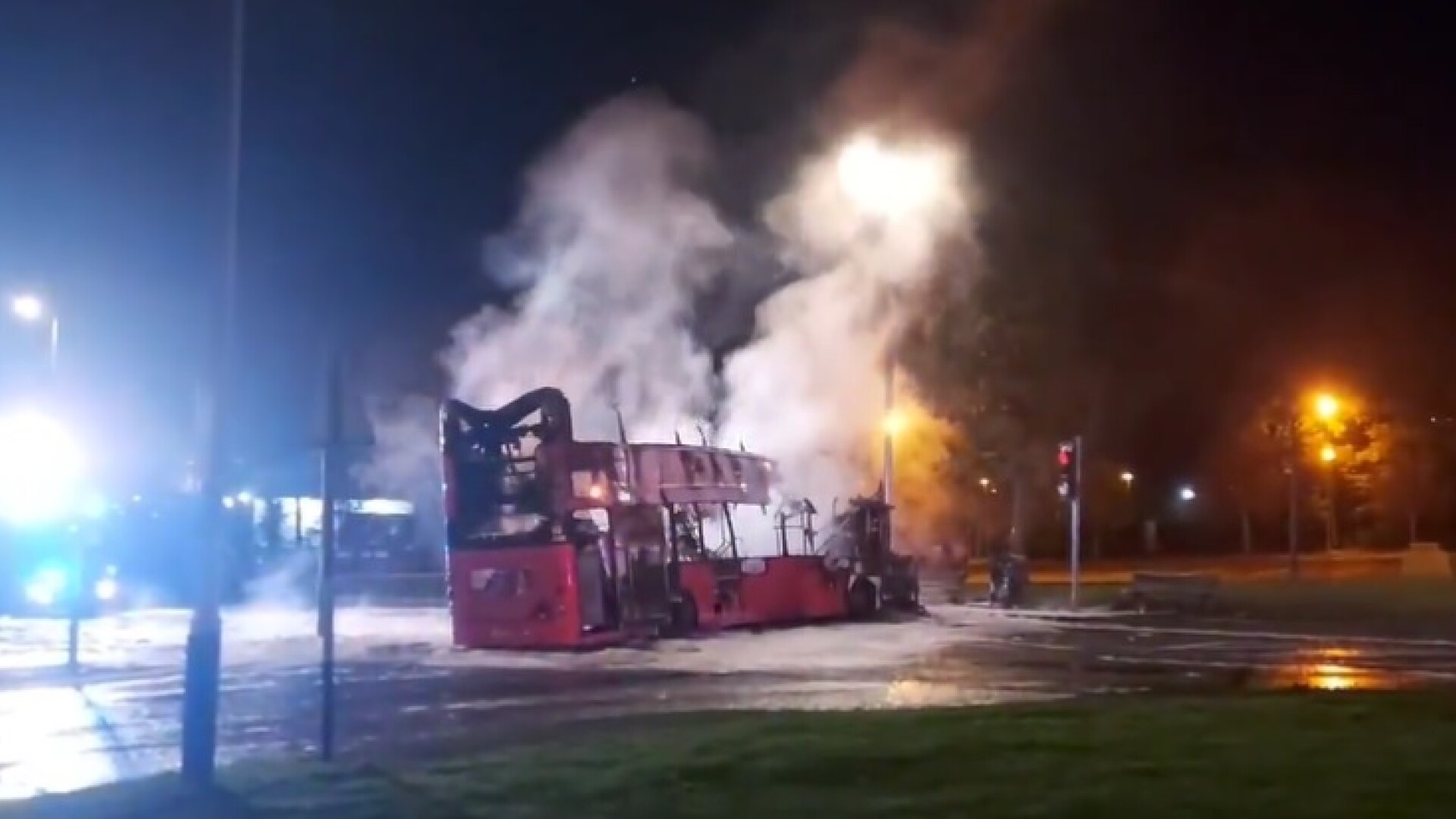 VIDEO. Un autobuz dintr-o suburbie a oraşului Belfast a fost deturnat şi incendiat