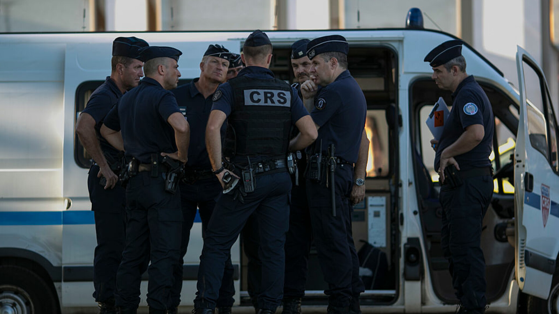 Un polițist din Cannes a fost rănit într-un atac cu cuțitul. Autoritățile iau în calcul o 