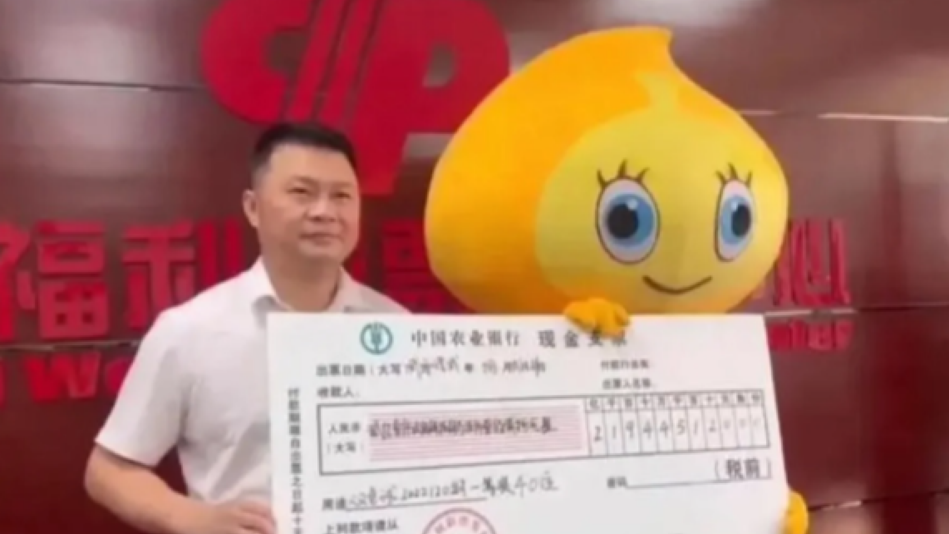 Bărbatul care și-a ridicat premiul câștigat la loterie în costum de pui
