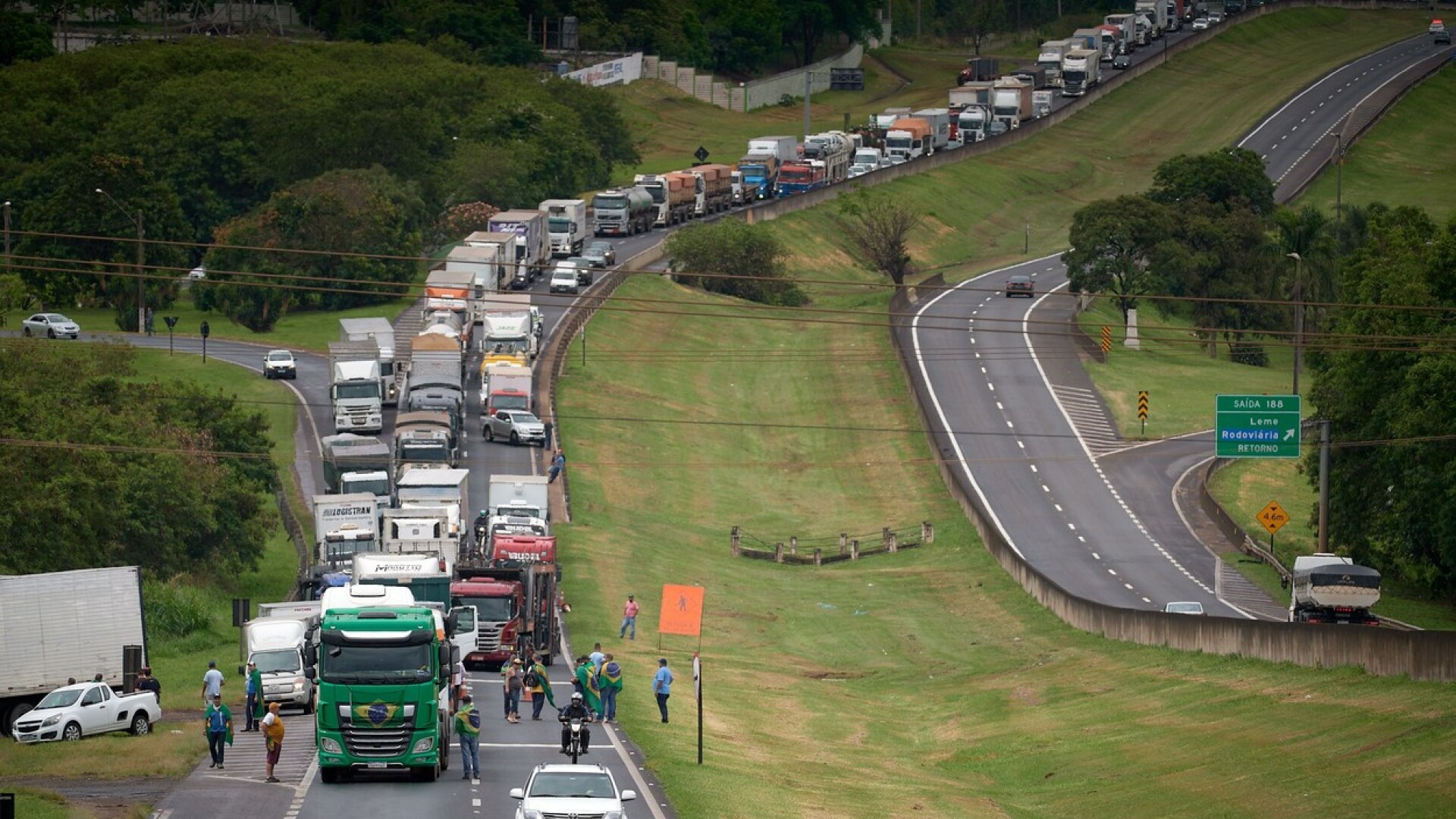 Șoferii de TIR din Brazilia au blocat autostrăzile după înfrongerea lui Bolsonaro