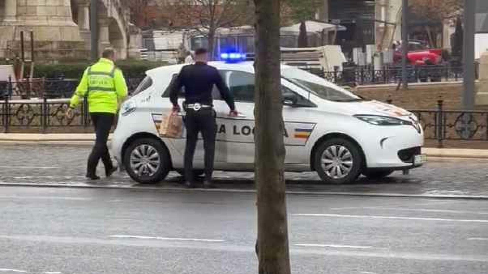 Doi polițiști locali din Cluj au lăsat mașina cu girofarul pornit la fast-food. „Operațiune specială de umplere a burților”