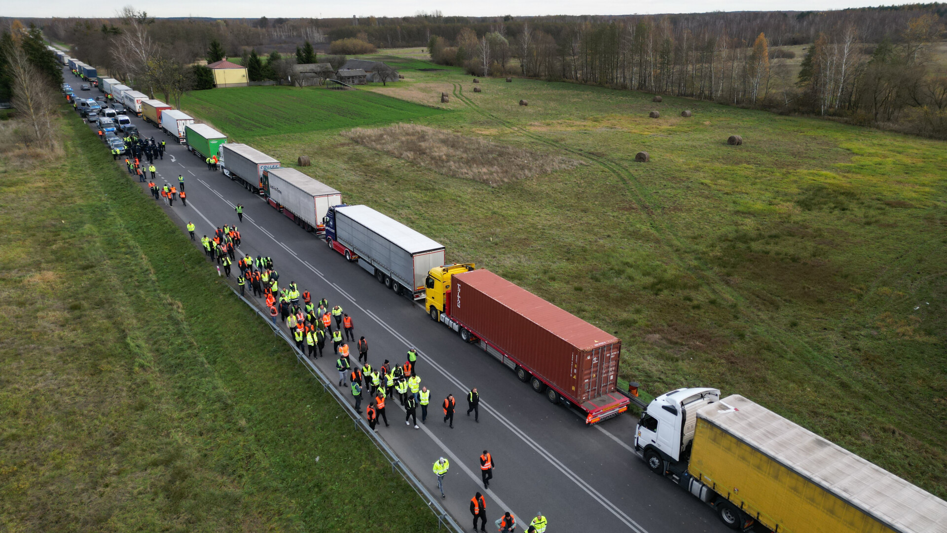 Greva camionagiilor polonezi. Aproximativ 3.000 de camioane, blocate la frontiera ucraineană