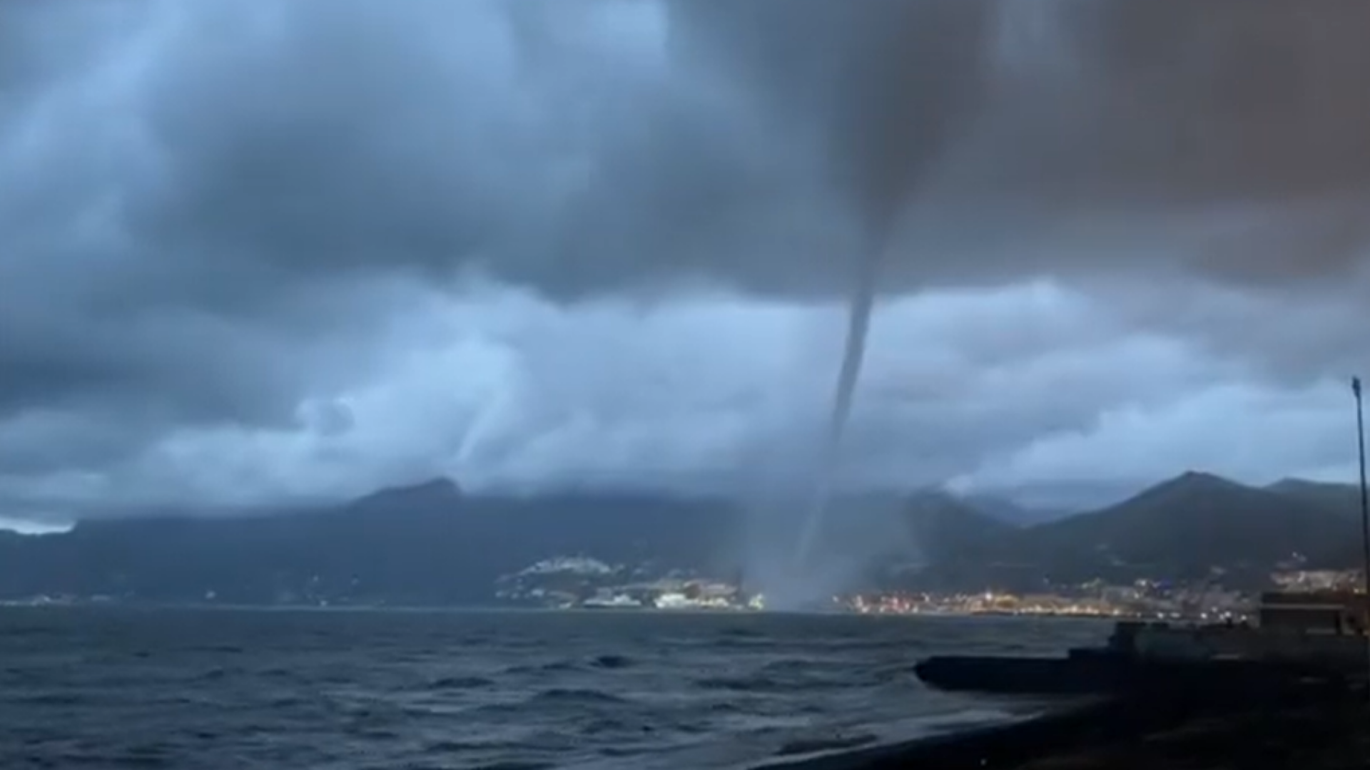 Trombe marine uriaşe au fost surprinse recent de camerele de filmat în largul coastei Amalfi