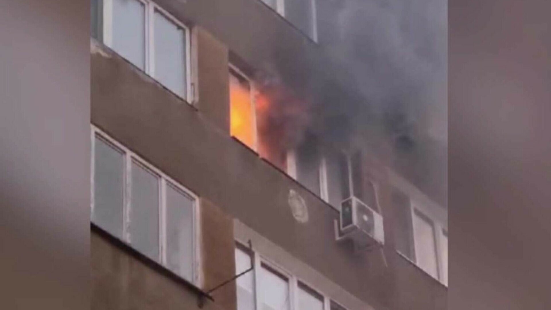 Incendiu într-un bloc din Reșița. O femeie cu probleme psihice a pus focul