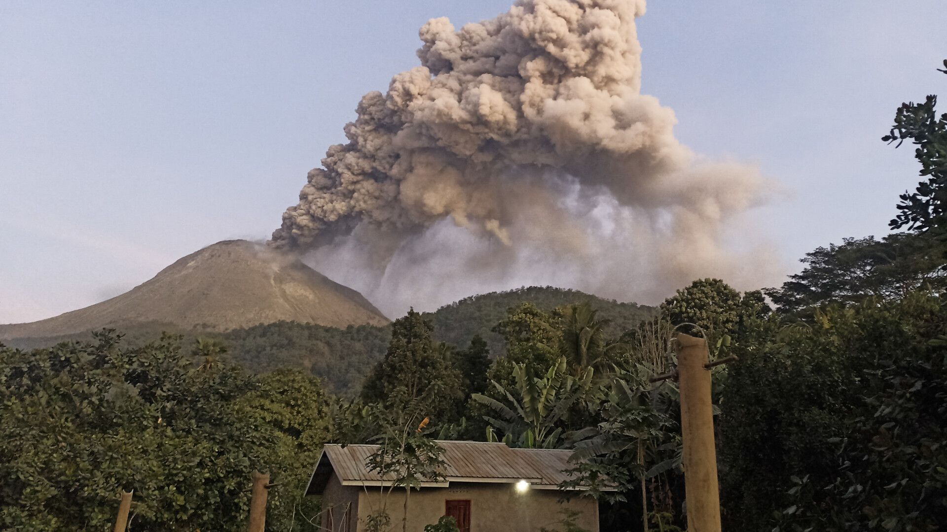 Alertă după ce un vulcan de pe „centura de foc a Pacificului” a erupt. Cel puțin zece persoane au murit