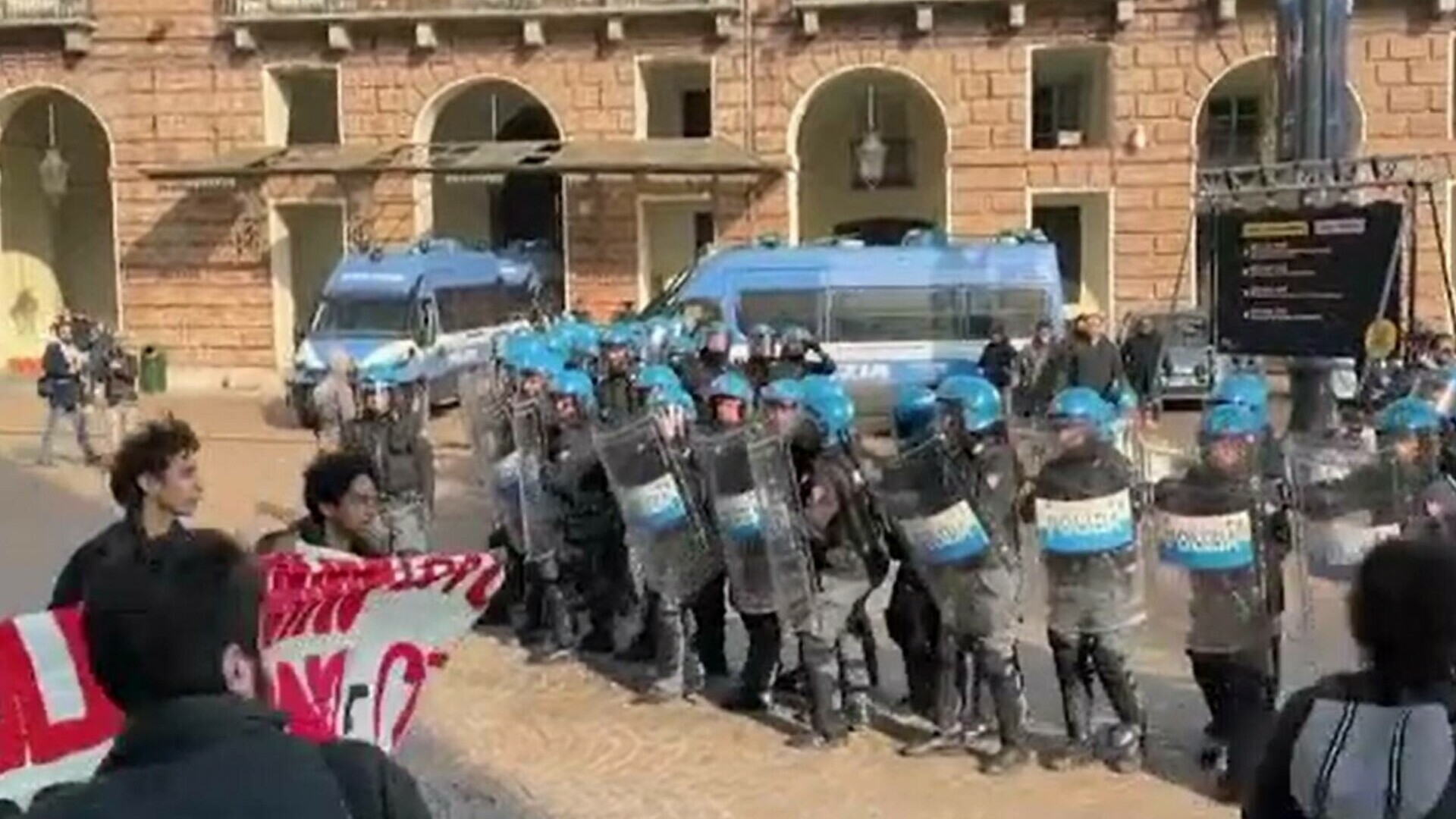 Proteste violente în Europa cu polițiști răniți și acuzații de cumpărare de voturi | sursa foto: Stirile ProTV