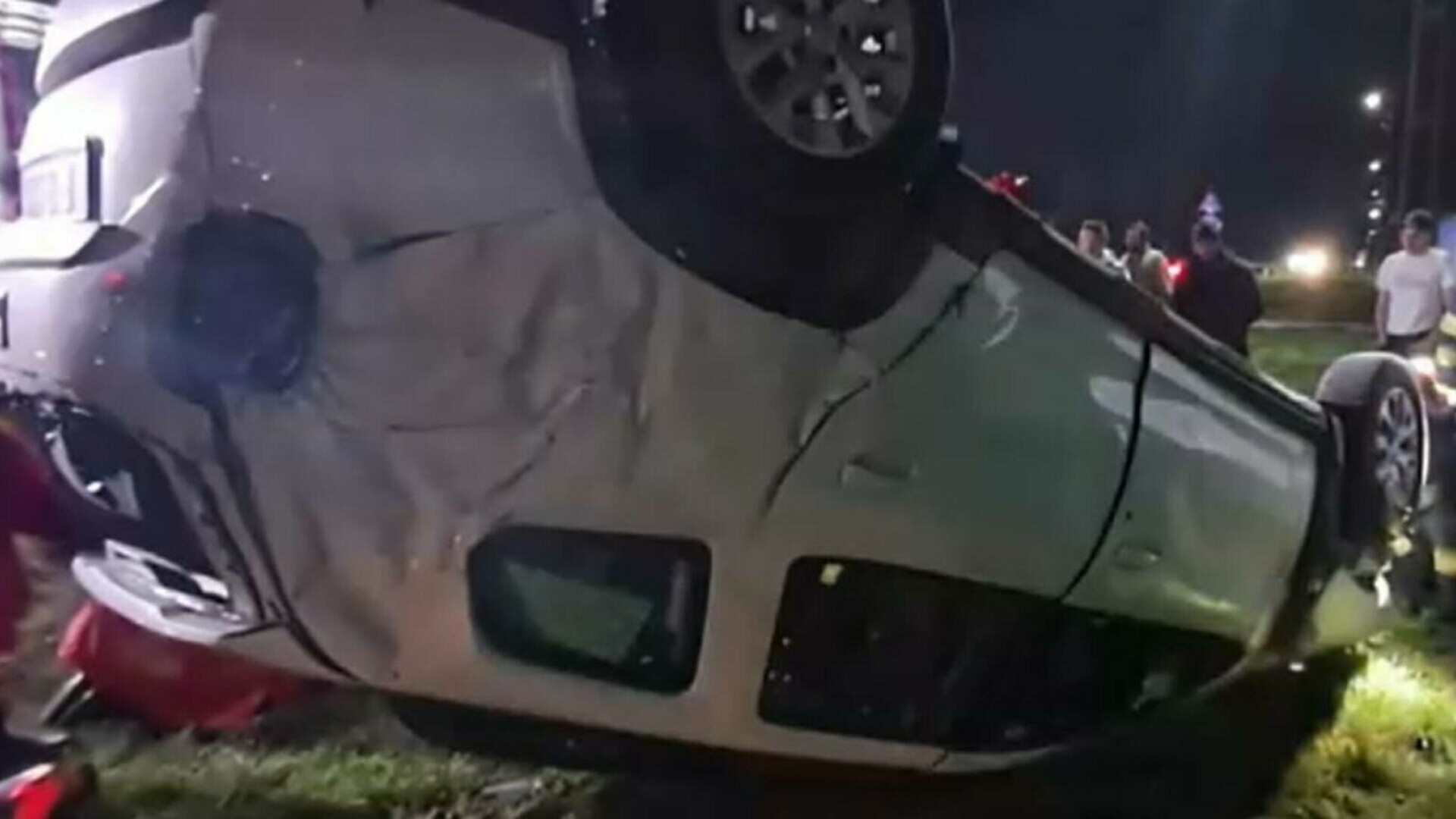Mașină răsturnată pe drum în Vaslui, intervenție a pompierilor după accident cu șofer rănit | sursa foto: Stirile ProTV