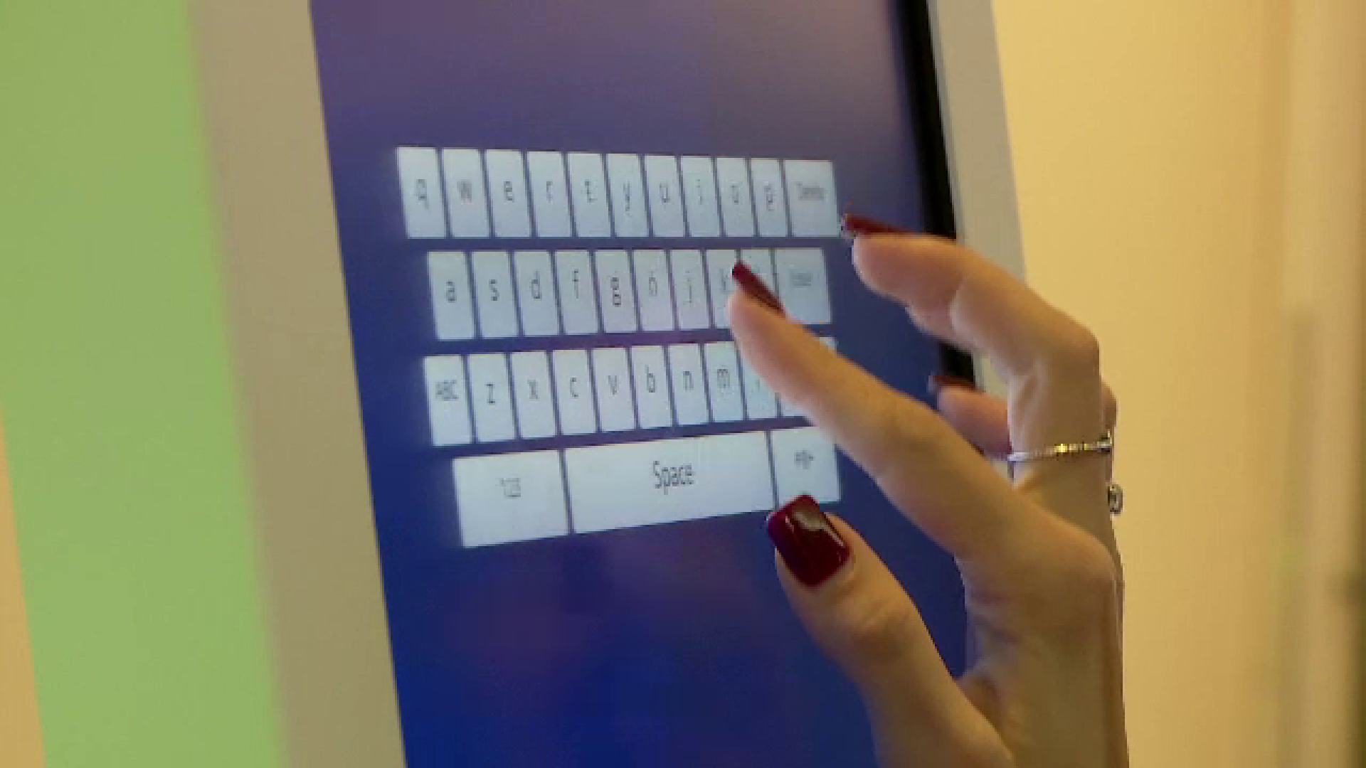Roboți hotel pentru recepție digitalizată și check-in rapid | sursa foto: Stirile ProTV