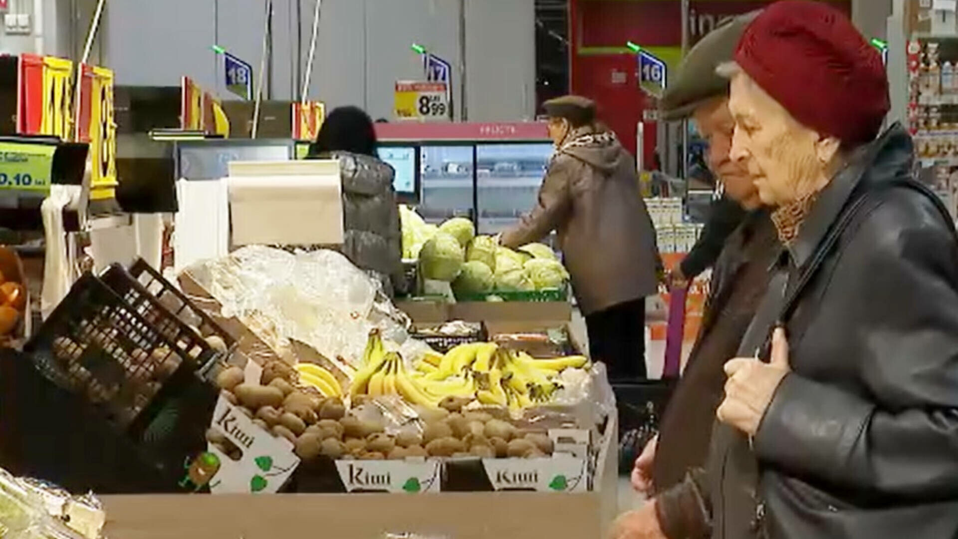 Sărbători cu buget redus și cheltuieli mari de Crăciun pentru consumatorii români | sursa foto: Stirile ProTV