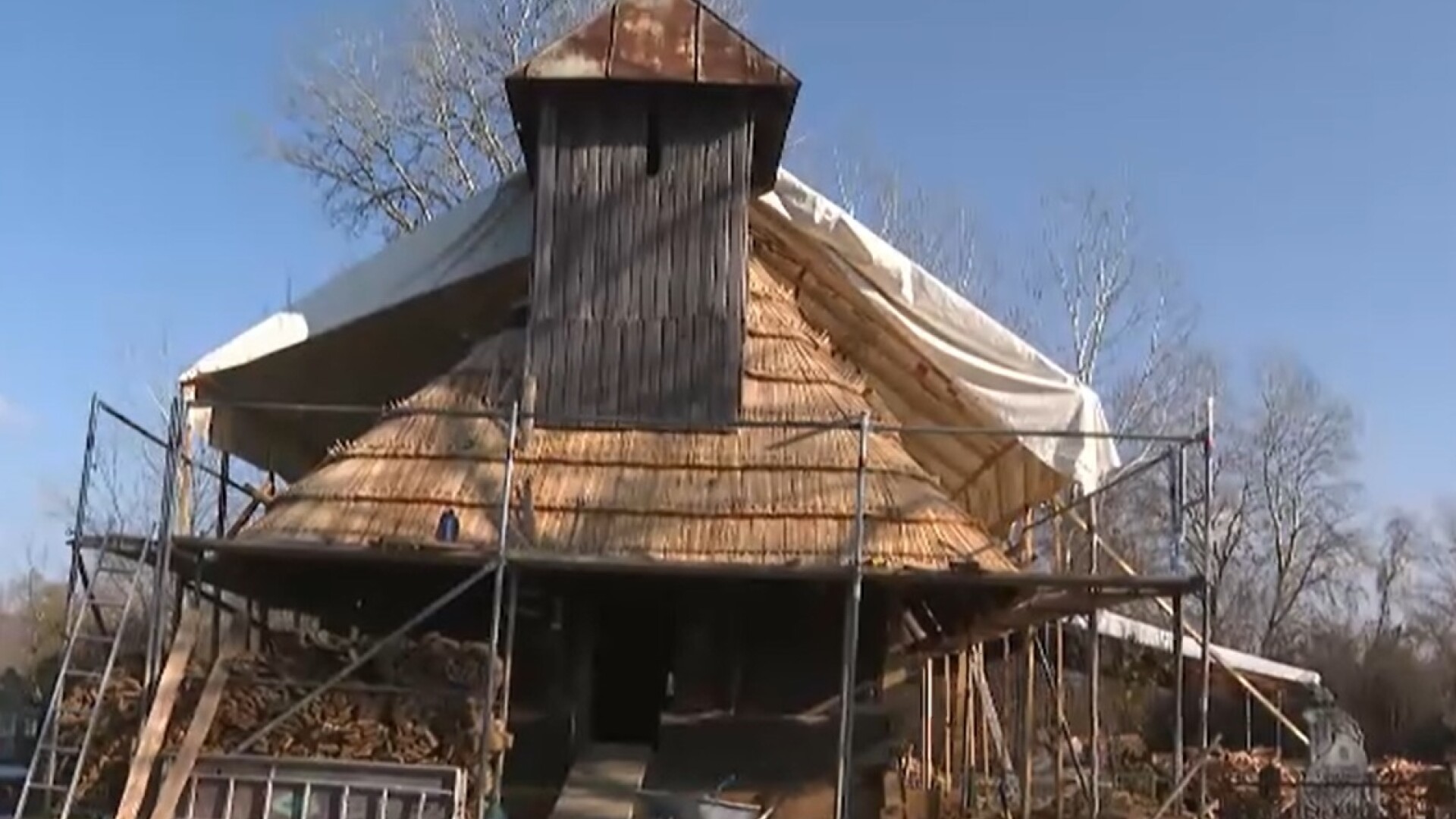 Restaurare biserică veche Mehedinți de Ambulanța pentru Monumente cu ajutorul voluntarilor | sursa foto: Stirile ProTV