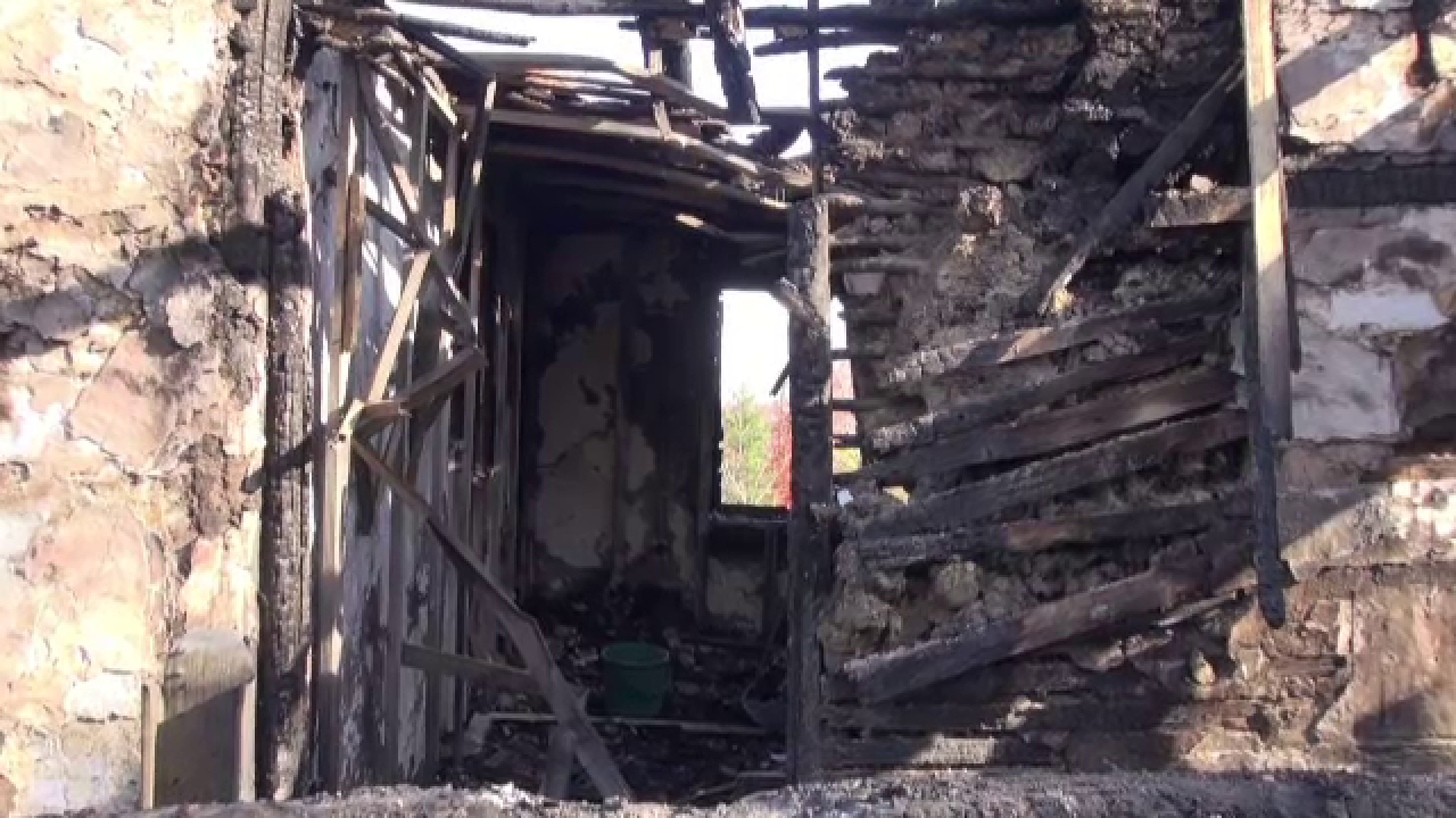 Incendiu devastator în Solonţ afectează o bătrână de 85 de ani, comunitatea și pompierii oferind sprijin. | sursa foto: Stirile ProTV