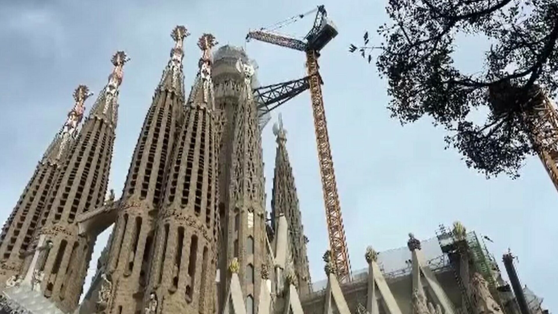 Ce înălțime are biserica Sagrada Familia din Barcelona și din ce perioadă datează