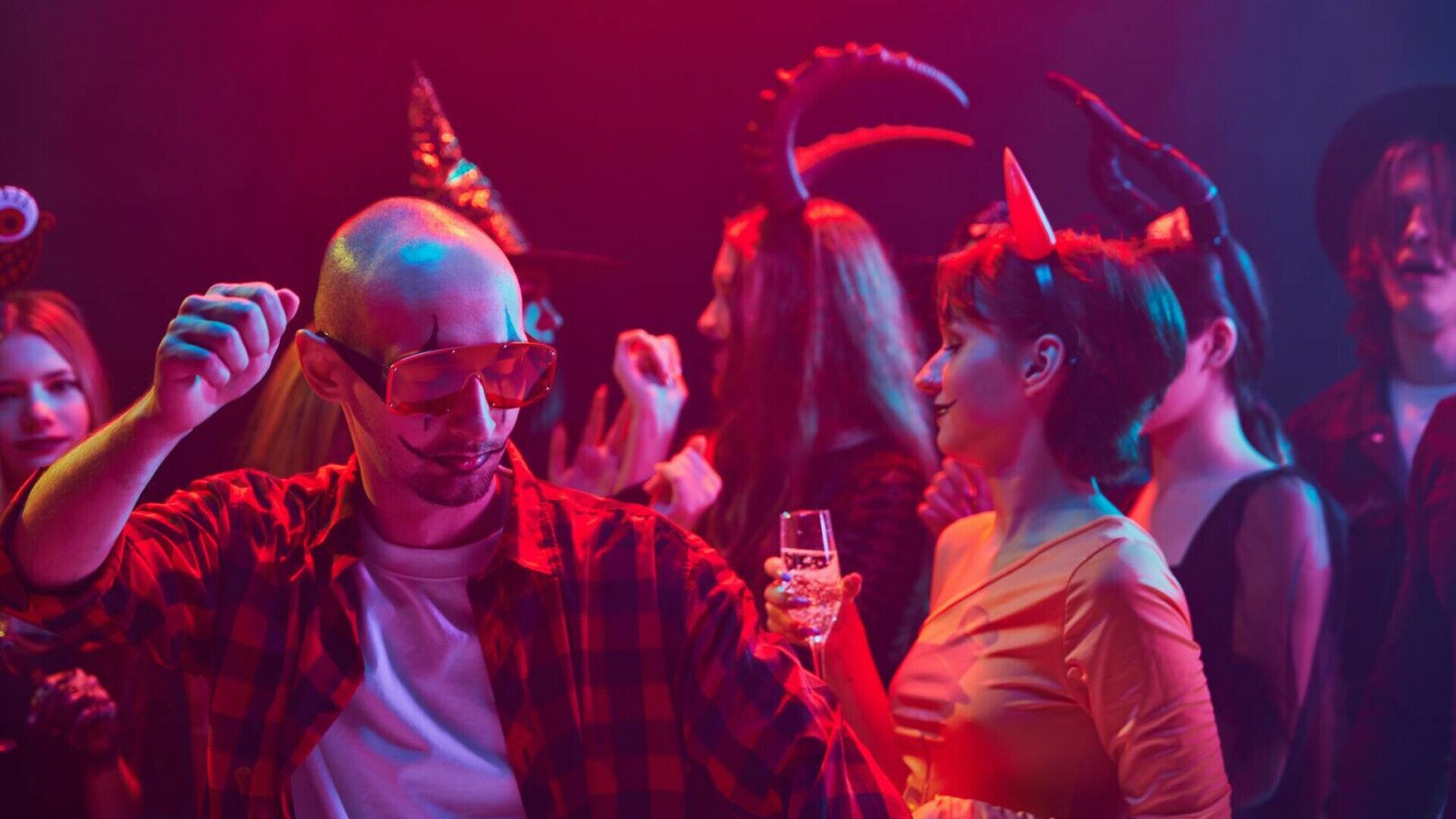 Mai multe persoane au leşinat brusc la o petrecere de Halloween din Germania. S-au plâns de stare de rău