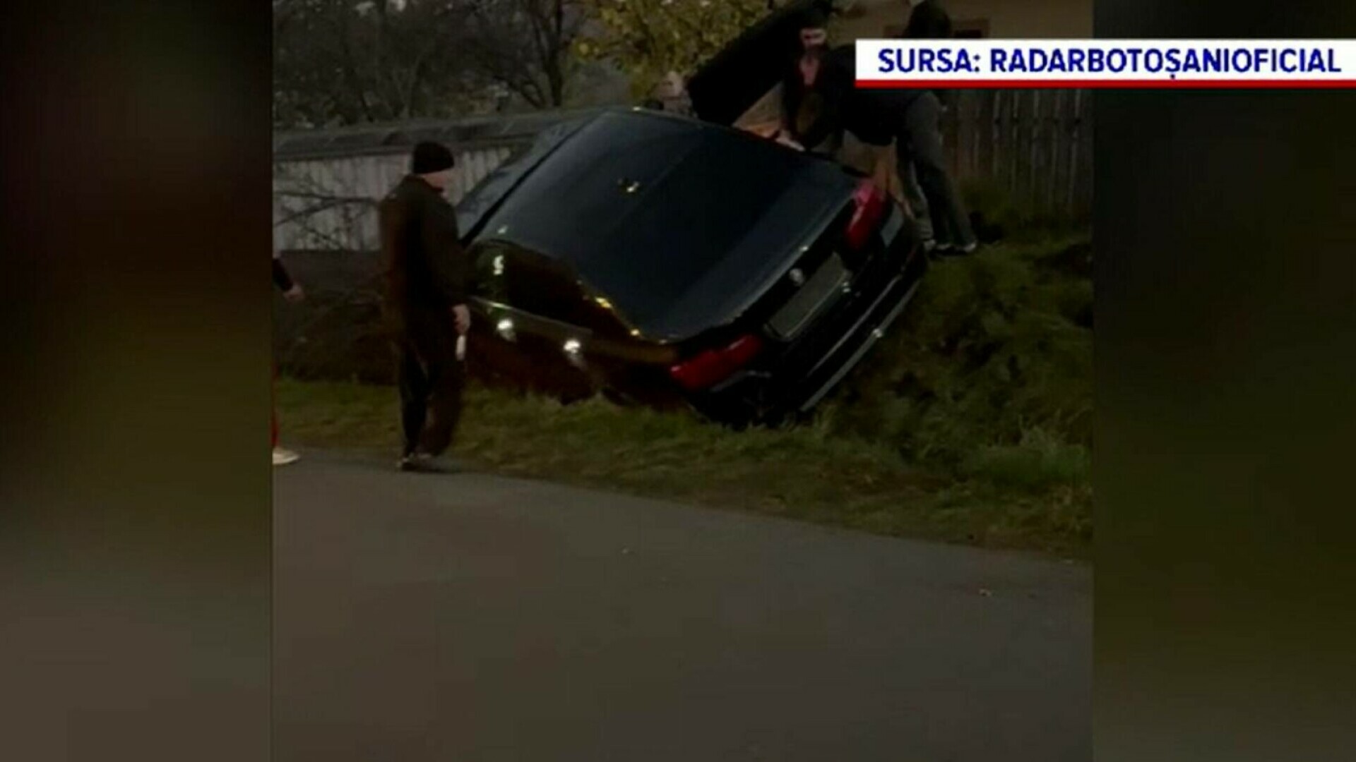 Un șofer din Botoșani s-a răsturnat cu mașina într-un șanț și a fugit. Polițiștii l-au găsit într-un bar. Ce a urmat