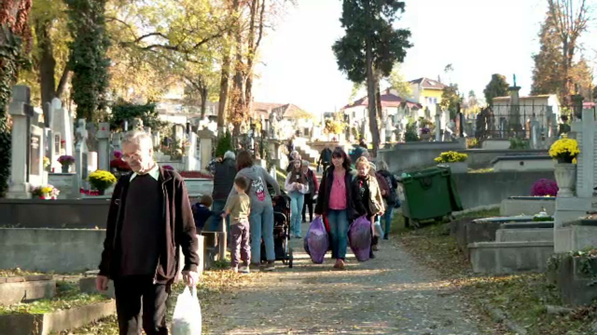 Cum s-a sărbătorit Ziua Morților în Transilvania. Sute de oameni au adus flori. „Tot timpul îmi vin amintirile”