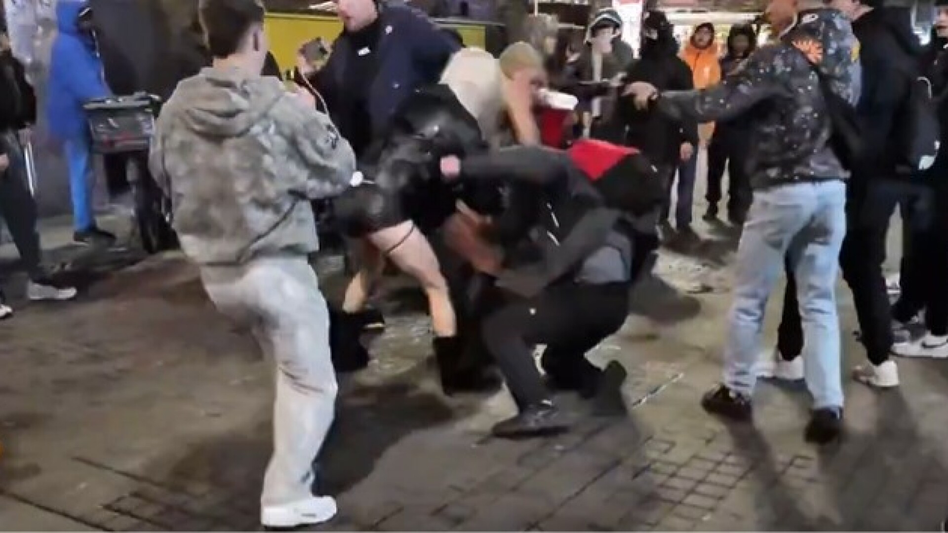 O bătaie violentă a izbucnit între mai multe persoane la o petrecere de Halloween din Manchester. VIDEO