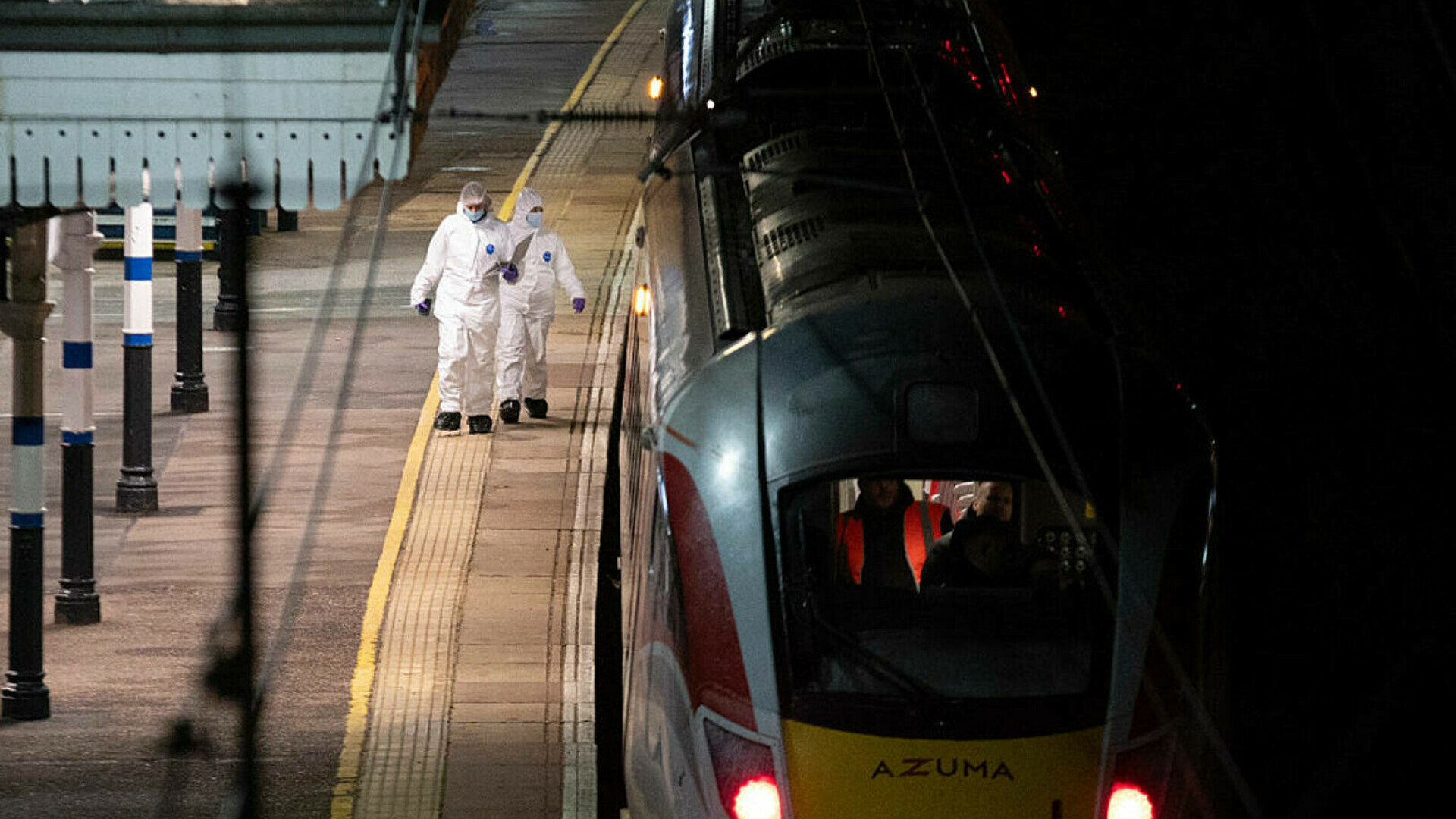 Panică în trenul din Londra. Martorii povestesc cum se ascundeau în toalete pentru a scăpa. „Sângele era peste tot”