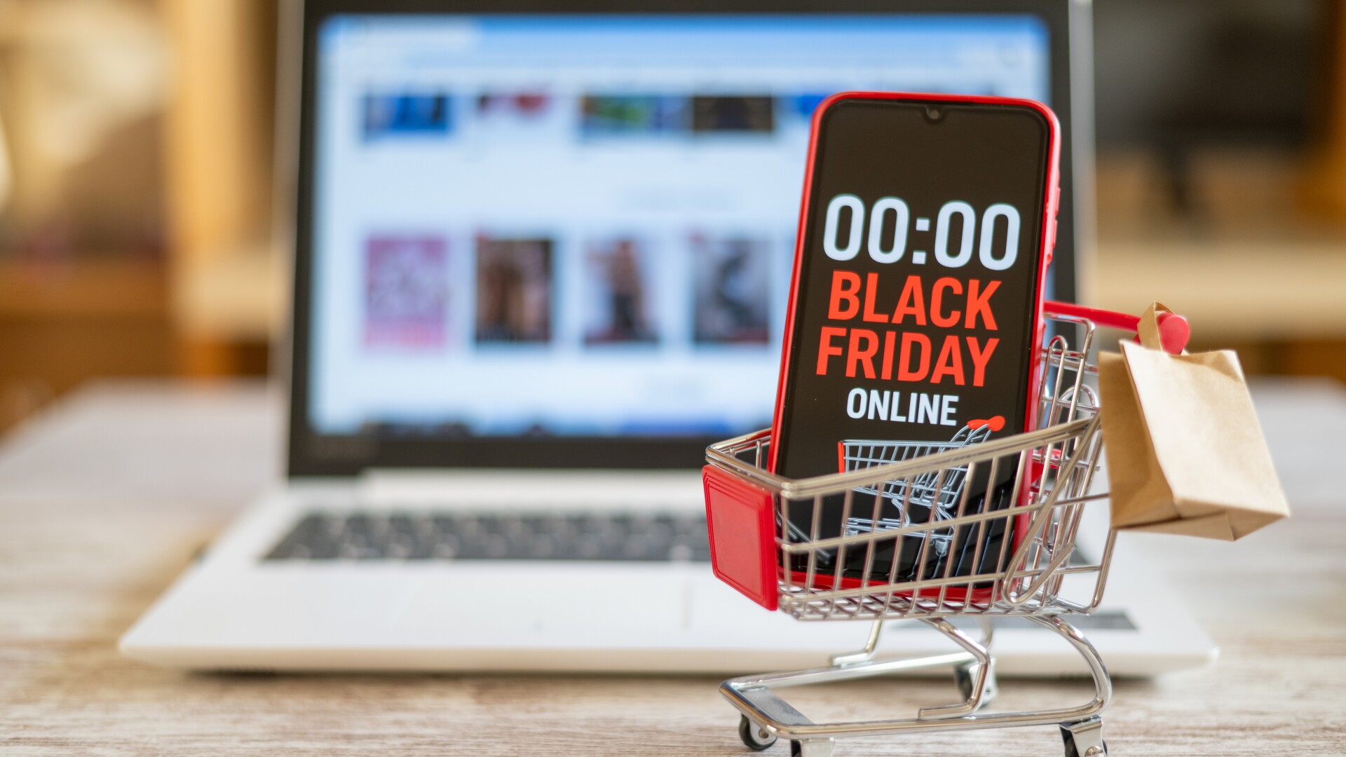 Cât plănuiesc să cheltuie românii de Black Friday 2025. Bugetele cresc, iar tinerii sunt cei mai entuziaști cumpărători