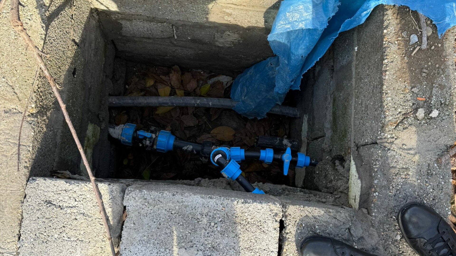 Un bărbat din Craiova a săpat până a dat de apă și apoi a început să o vândă către blocurile și casele din zonă