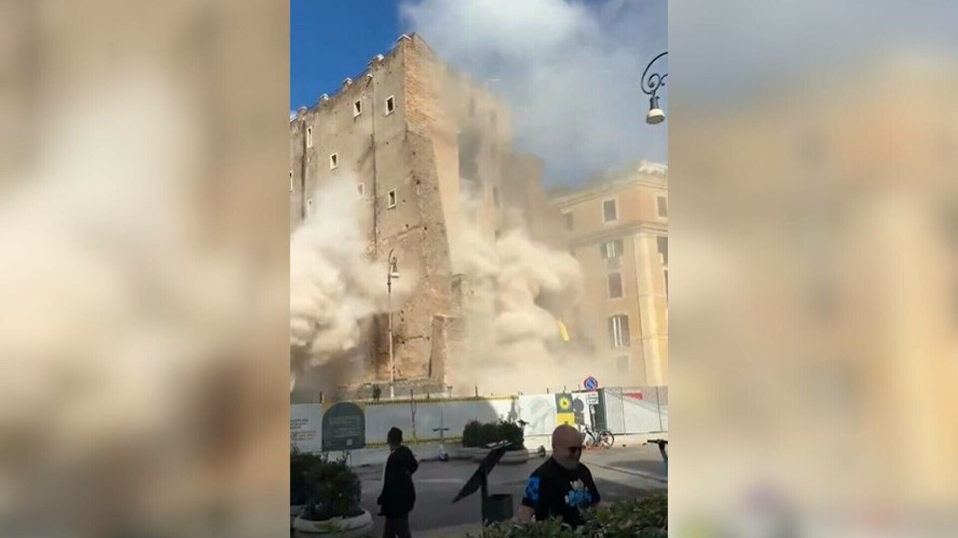 Momentul în care un turn medieval din Roma, în apropiere de Colosseum, s-a prăbușit parțial. Un muncitor, grav rănit. VIDEO
