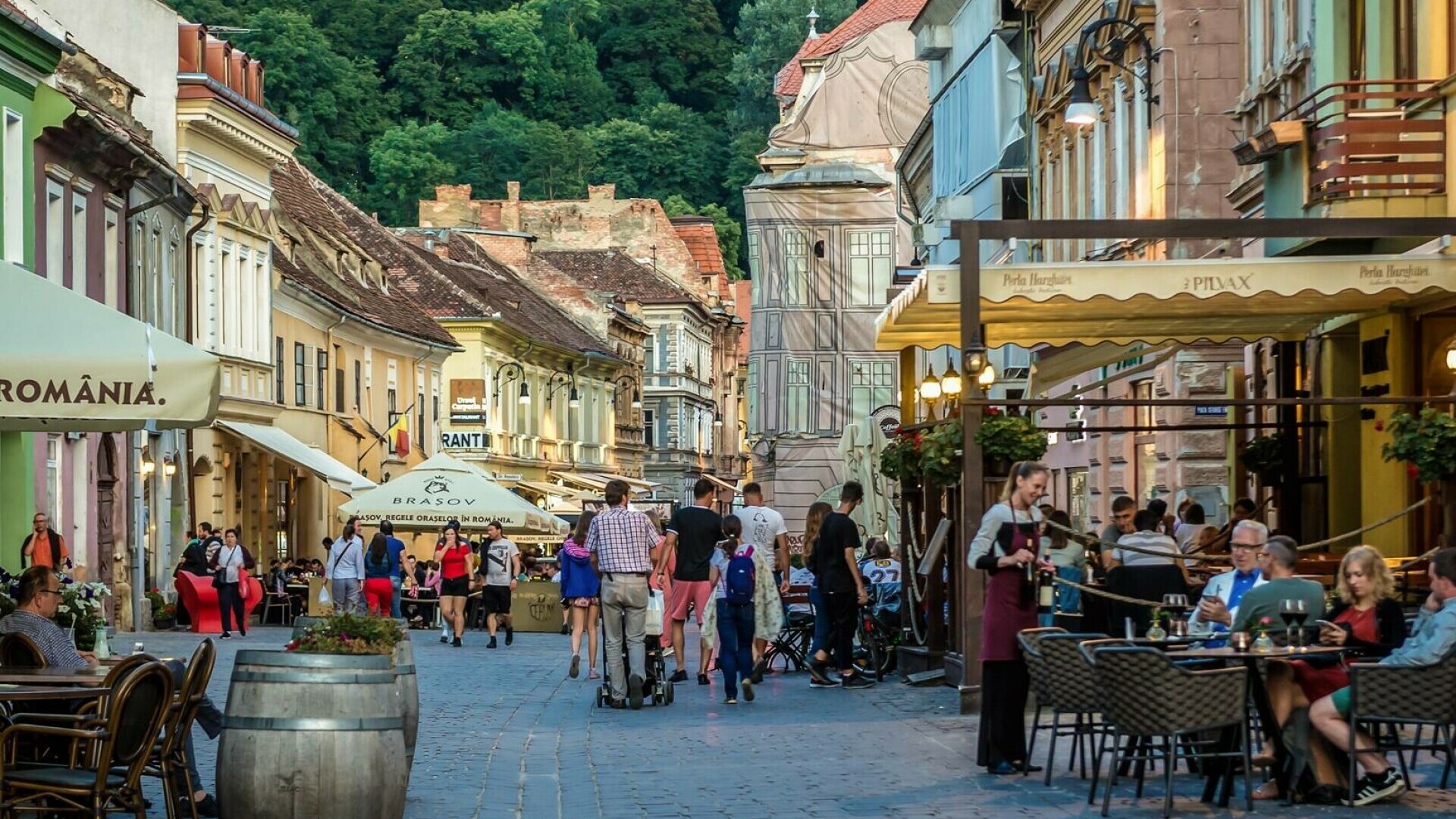 oameni pe strada brasov