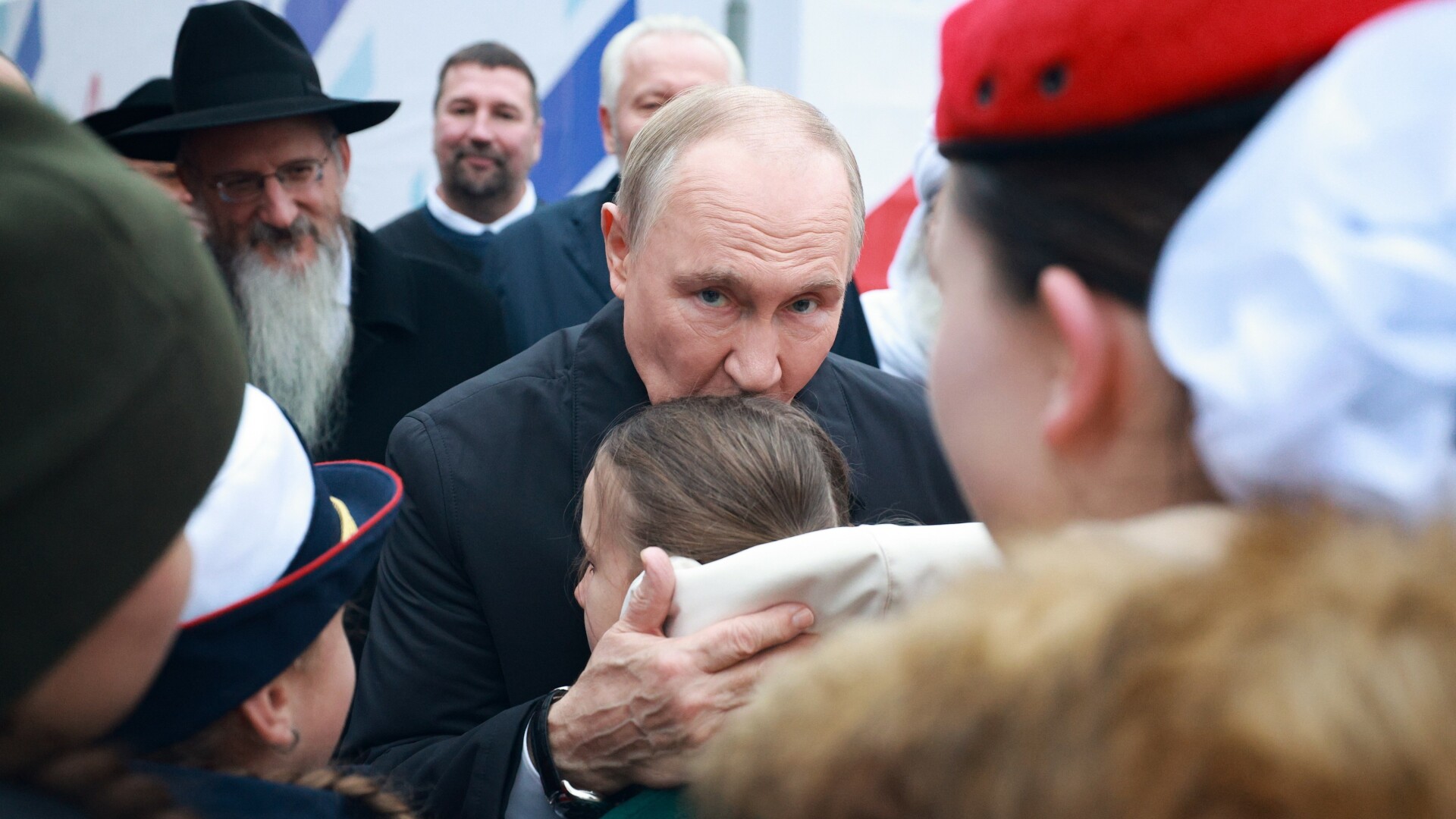 putin fetita piata rosie