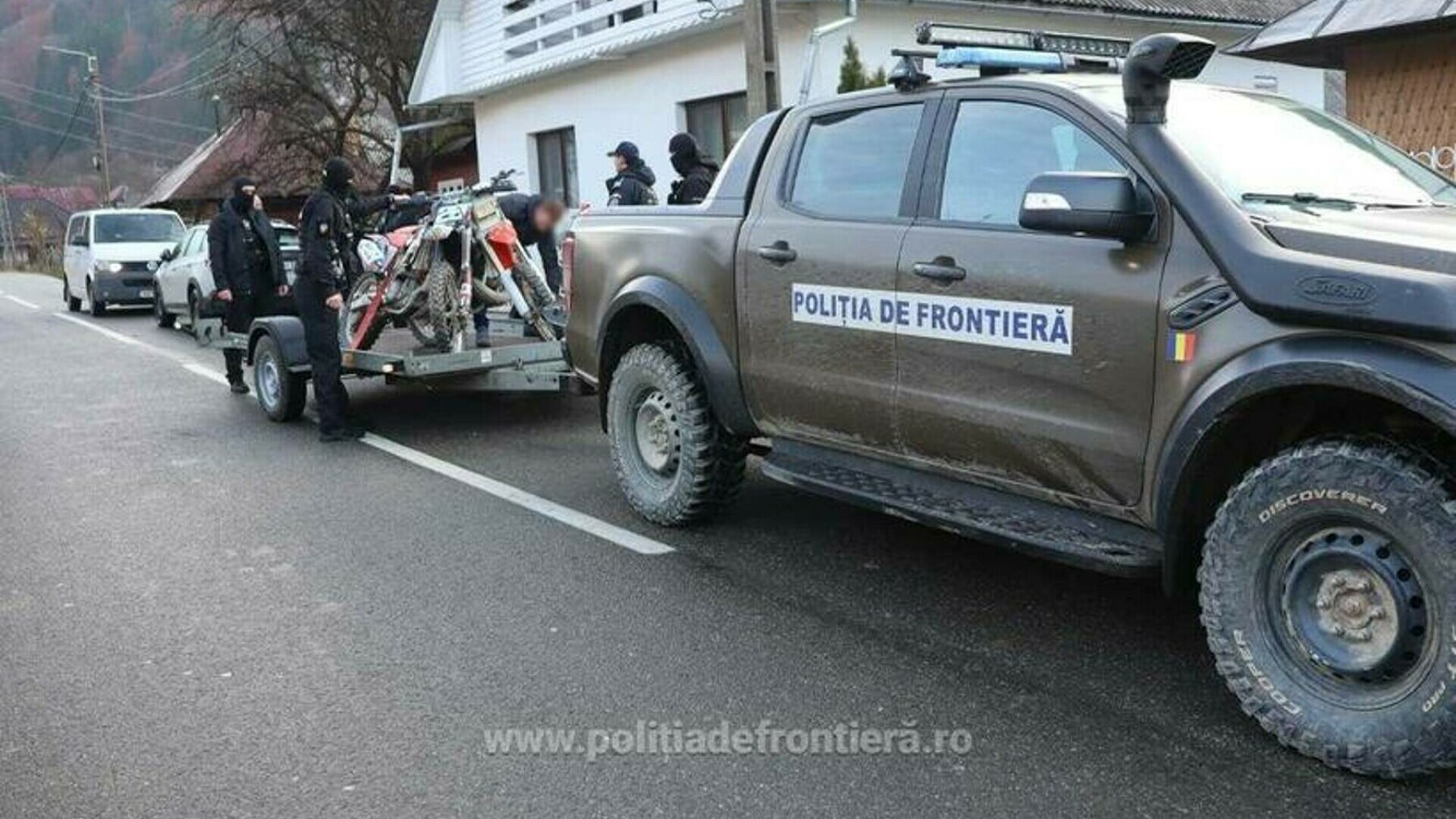 Doi frați reținuți pentru trafic de migranți ucraineni