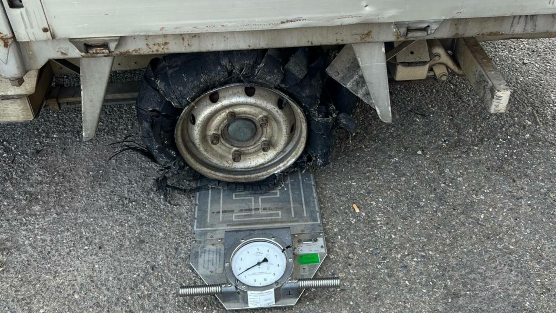 sofer cu pneuri distruse