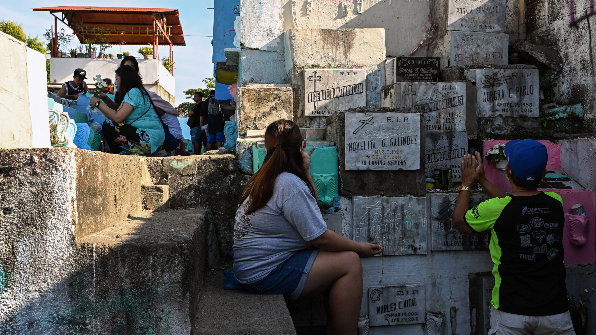 oameni in cimitir filipine