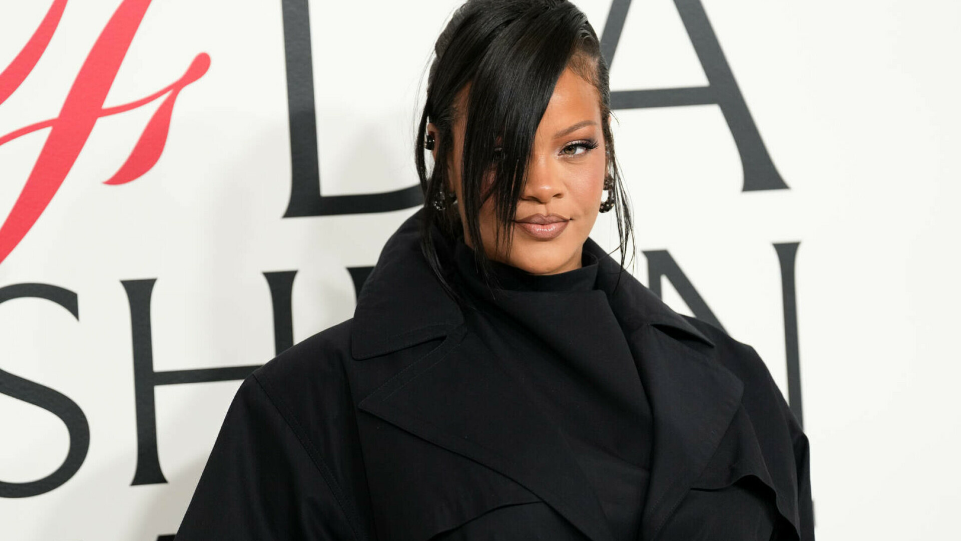 Rihanna, apariție elegantă pe străzile din New York, după lansarea albumului lui A$AP Rocky. FOTO