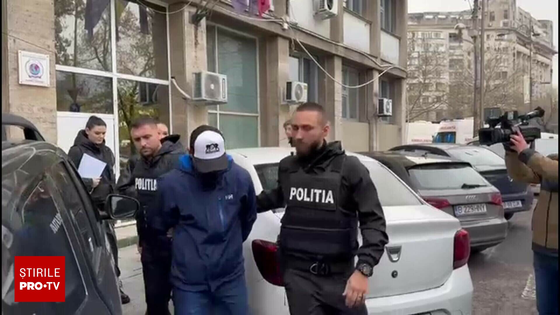 Antrenorul de lupte, acuzat că ar fi abuzat o elevă, ademenea fete din familii nefavorizate. Le promitea o viață mai bună