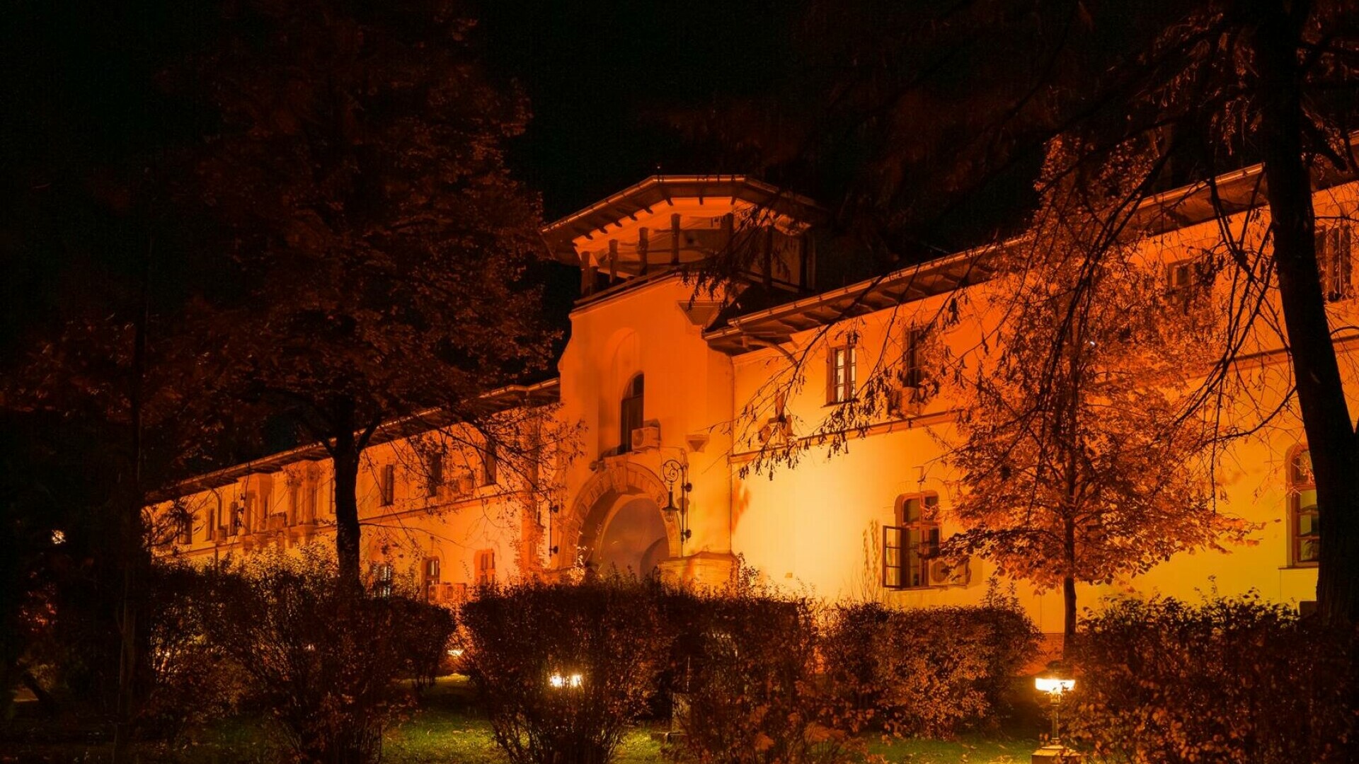 cladiri iluminate portocaliu