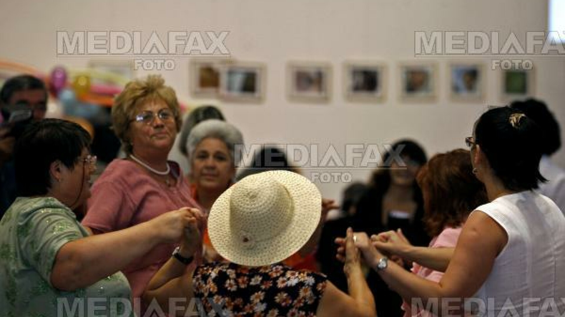 300 de pensionari au petrecut la Targu Mures de ziua lor!