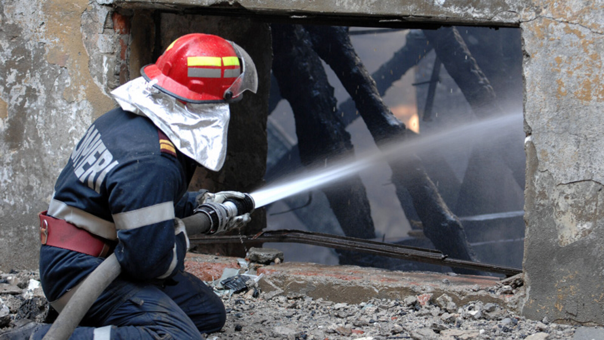 Pompierii au stins incendiul