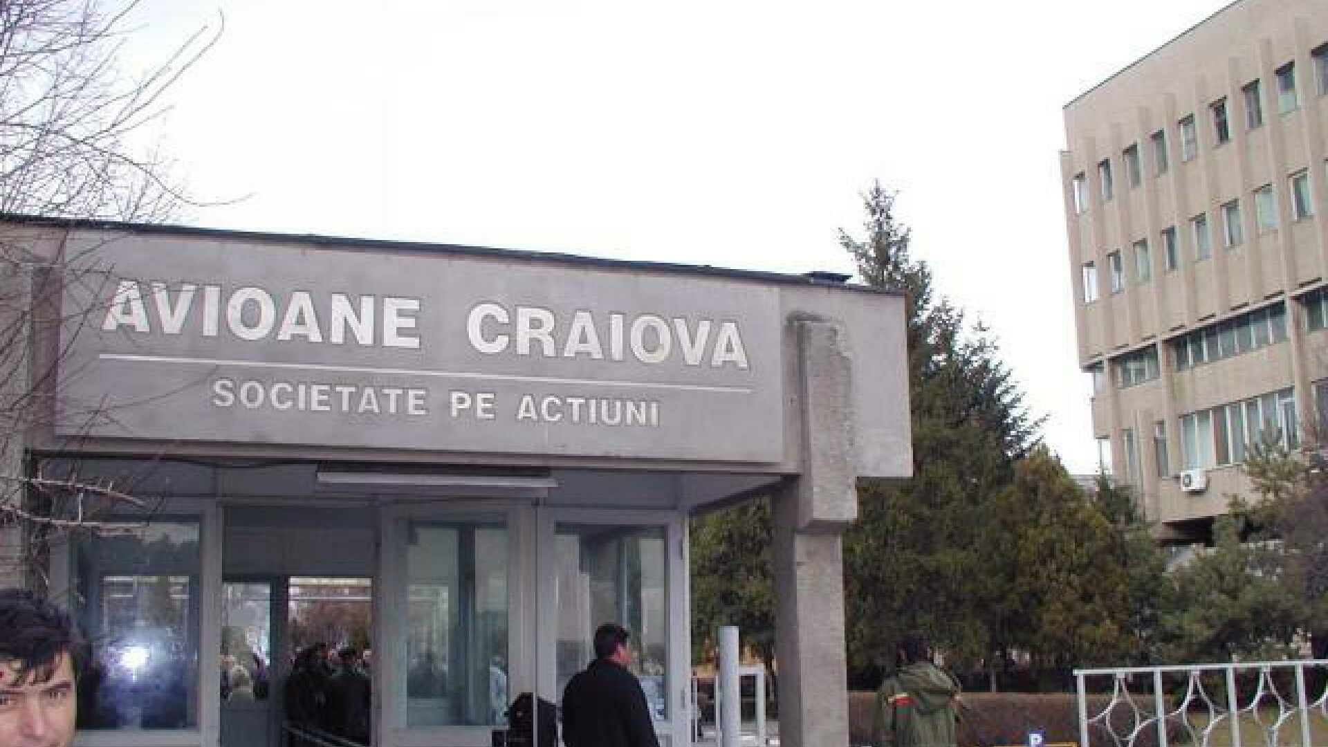 Salariatii de la Avioane Craiova discuta despre incetarea protestelor