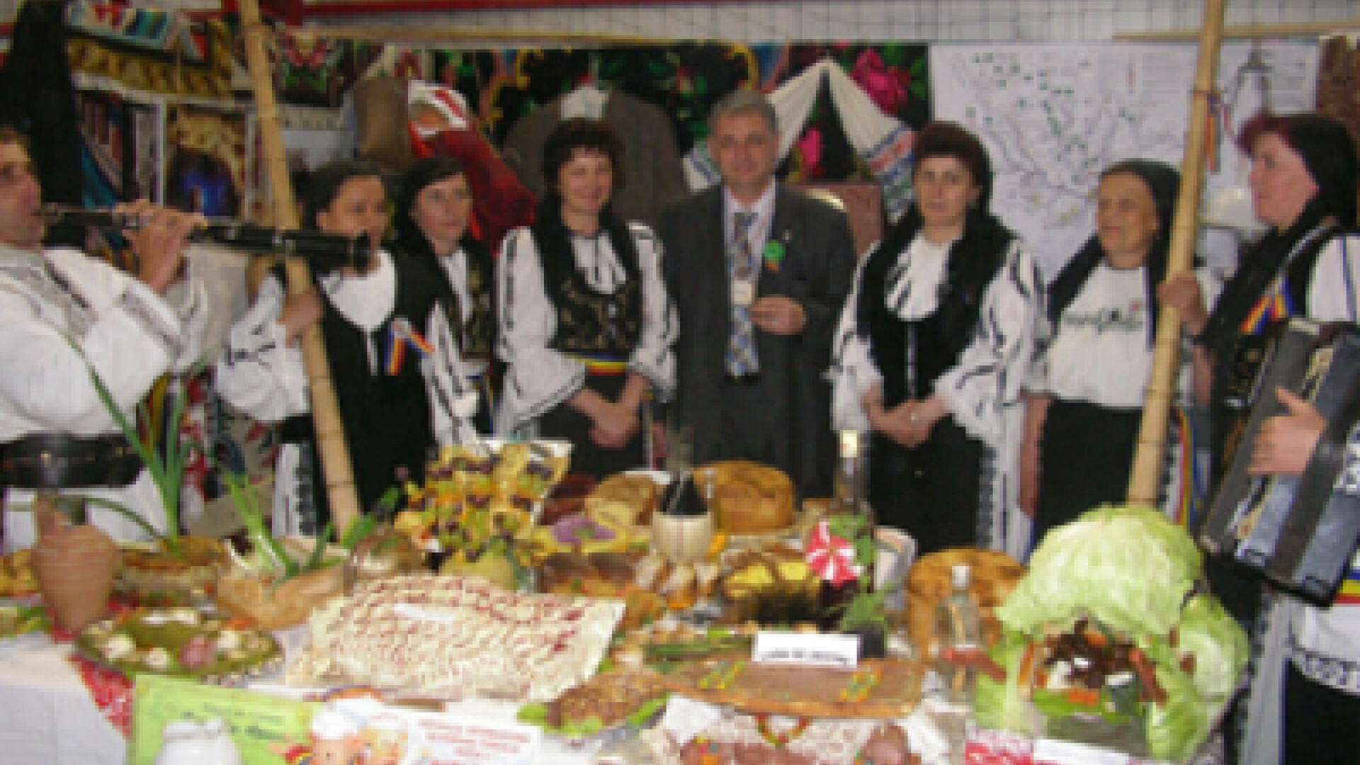 Taranii isi atrag pe vizitatori cu produse traditionale