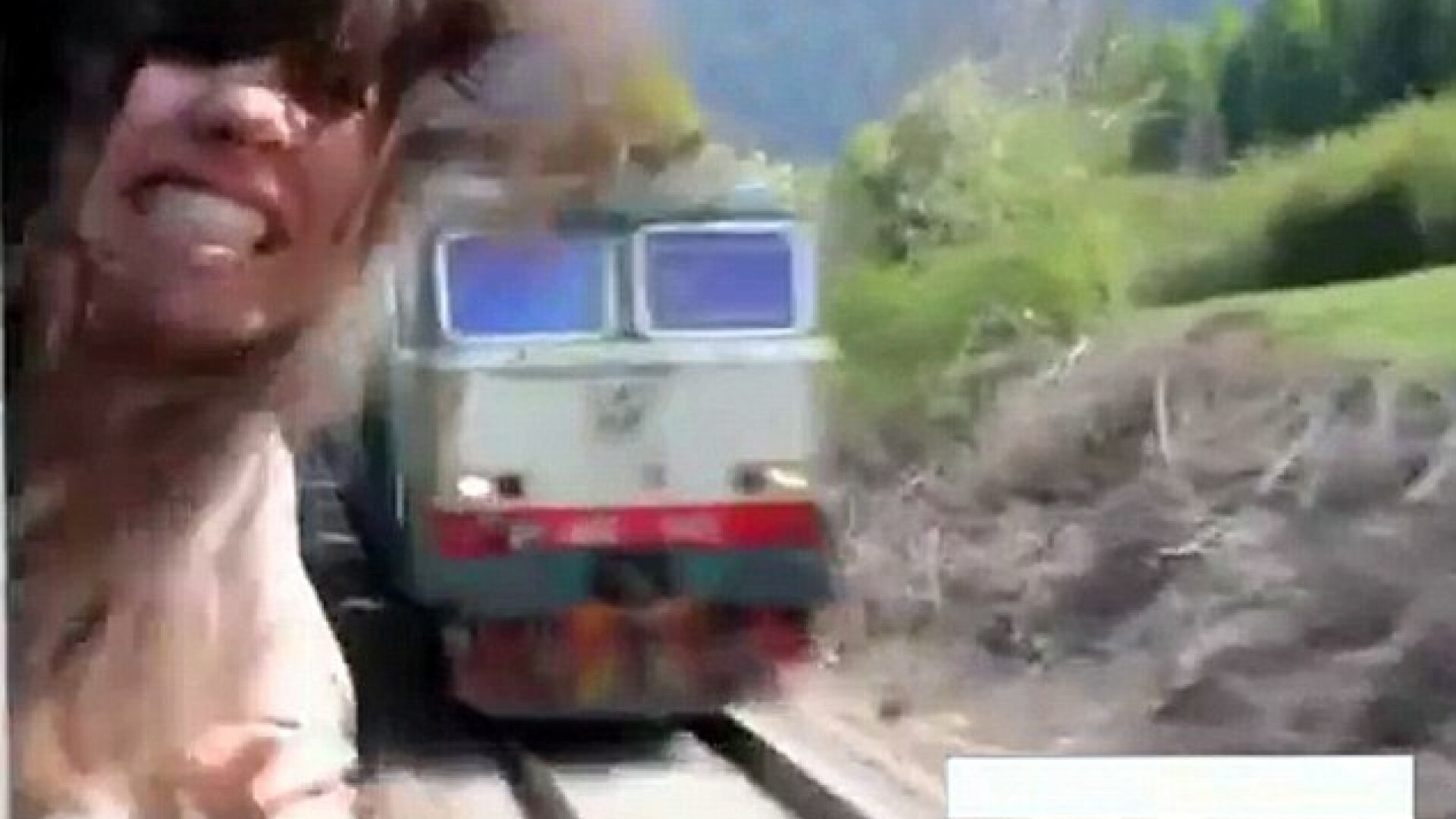 fata scoate capul pe geamul trenului