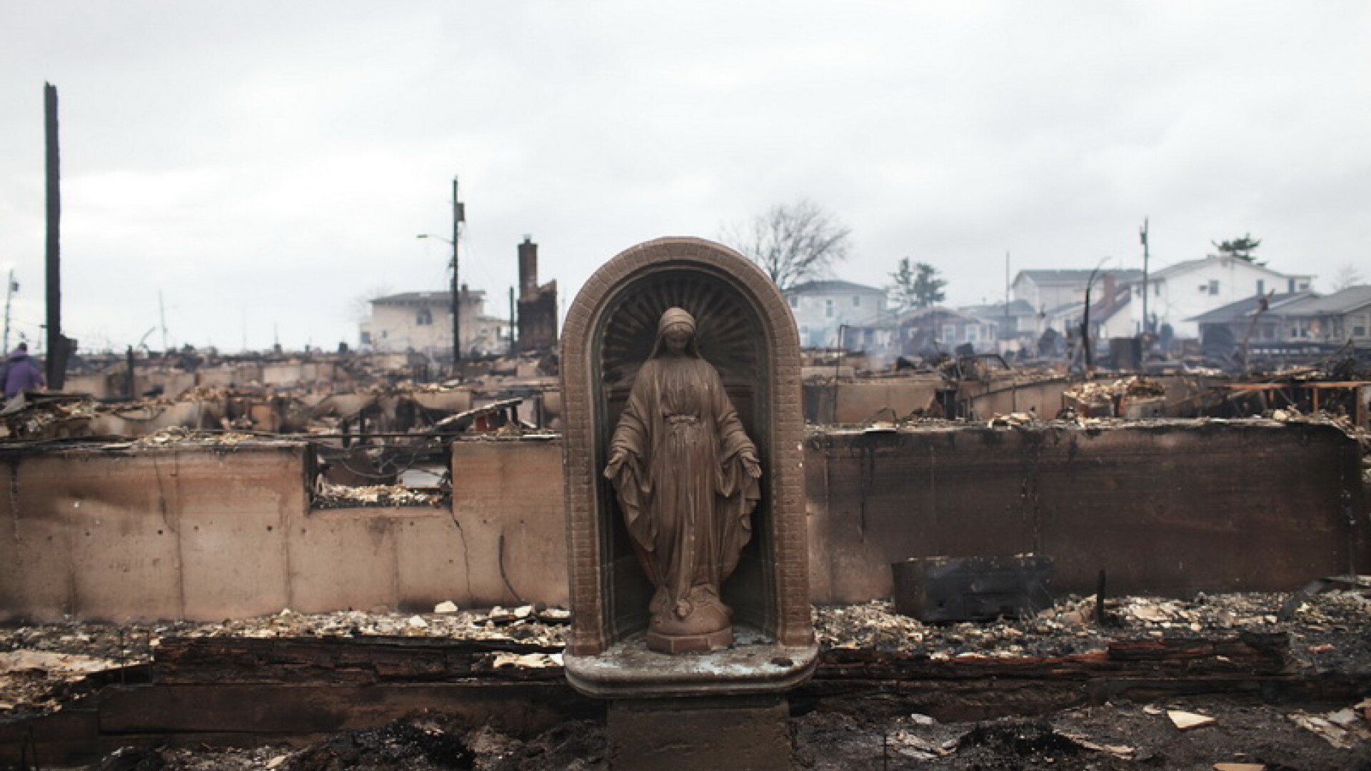 statuie Fecioara Maria, cimitir, uraganul Sandy