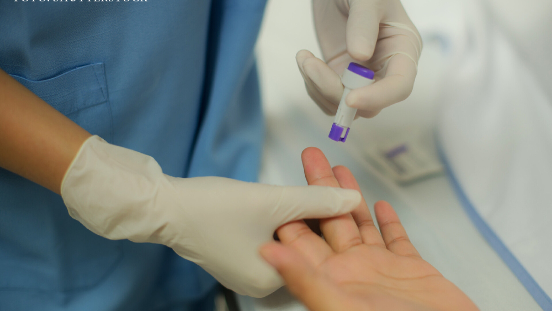 asistenta verifica glicemia unei paciente cu diabet