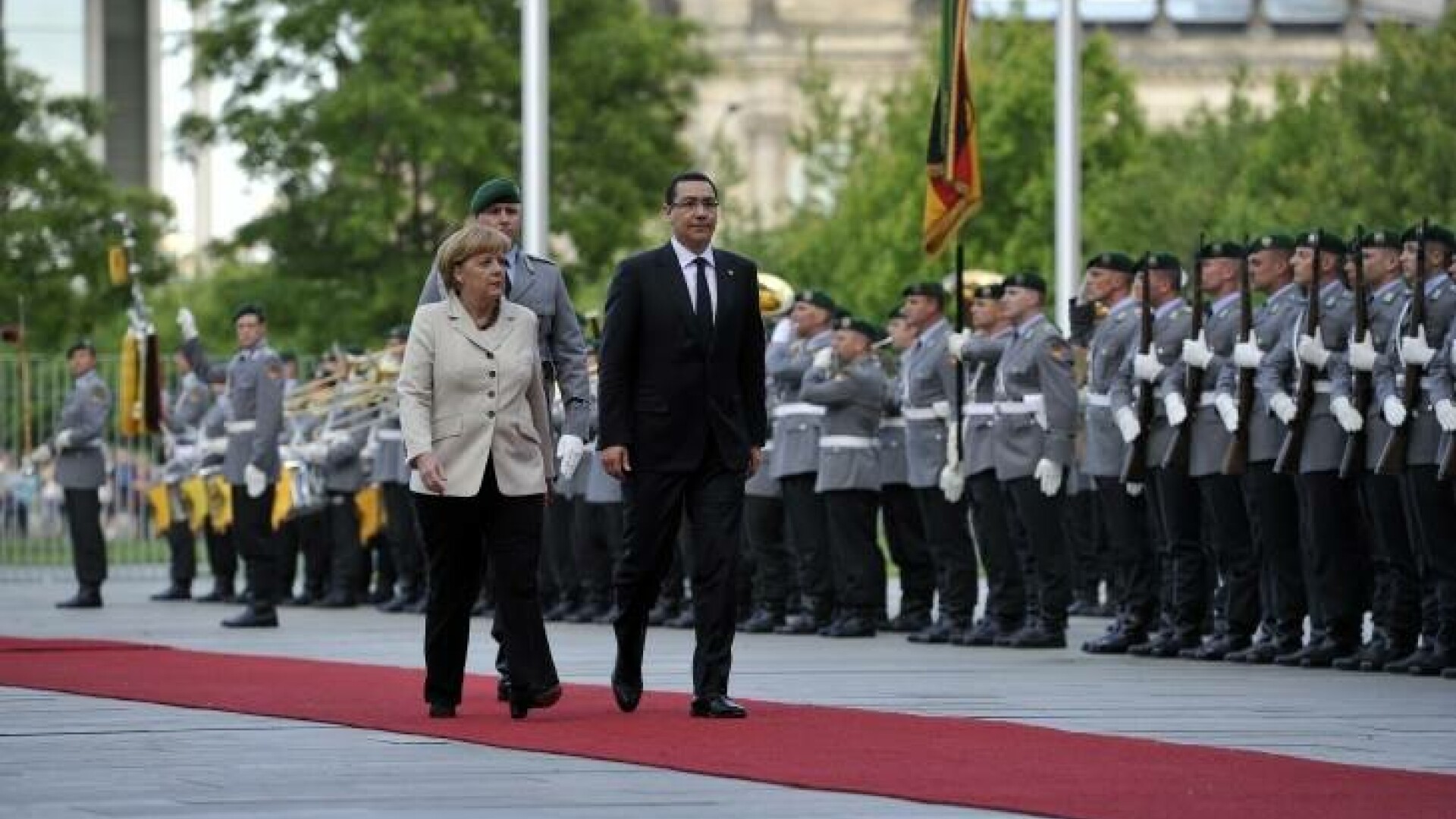 Victor Ponta, Angela Merkel - Facebook