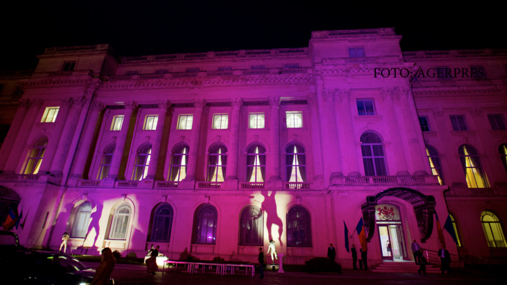 Cea de-a XVI-a editie a Iluminarii in roz, cu ocazia Zilei Nationale de Lupta impotriva Cancerului de San, organizata de Fundatia Renasterea, la Muzeul National de Arta al Romaniei