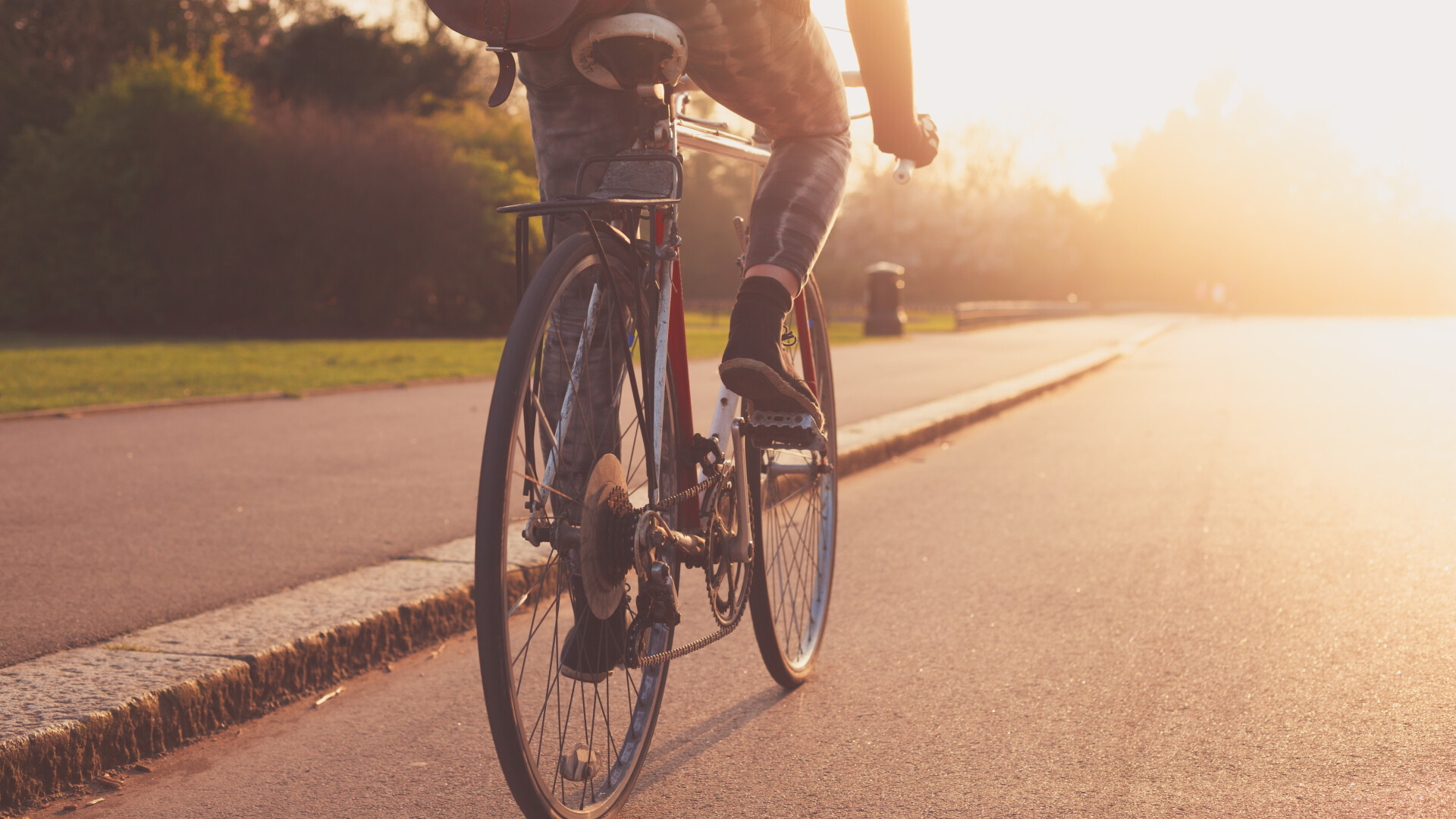 femeie pe bicicleta - Shutterstock