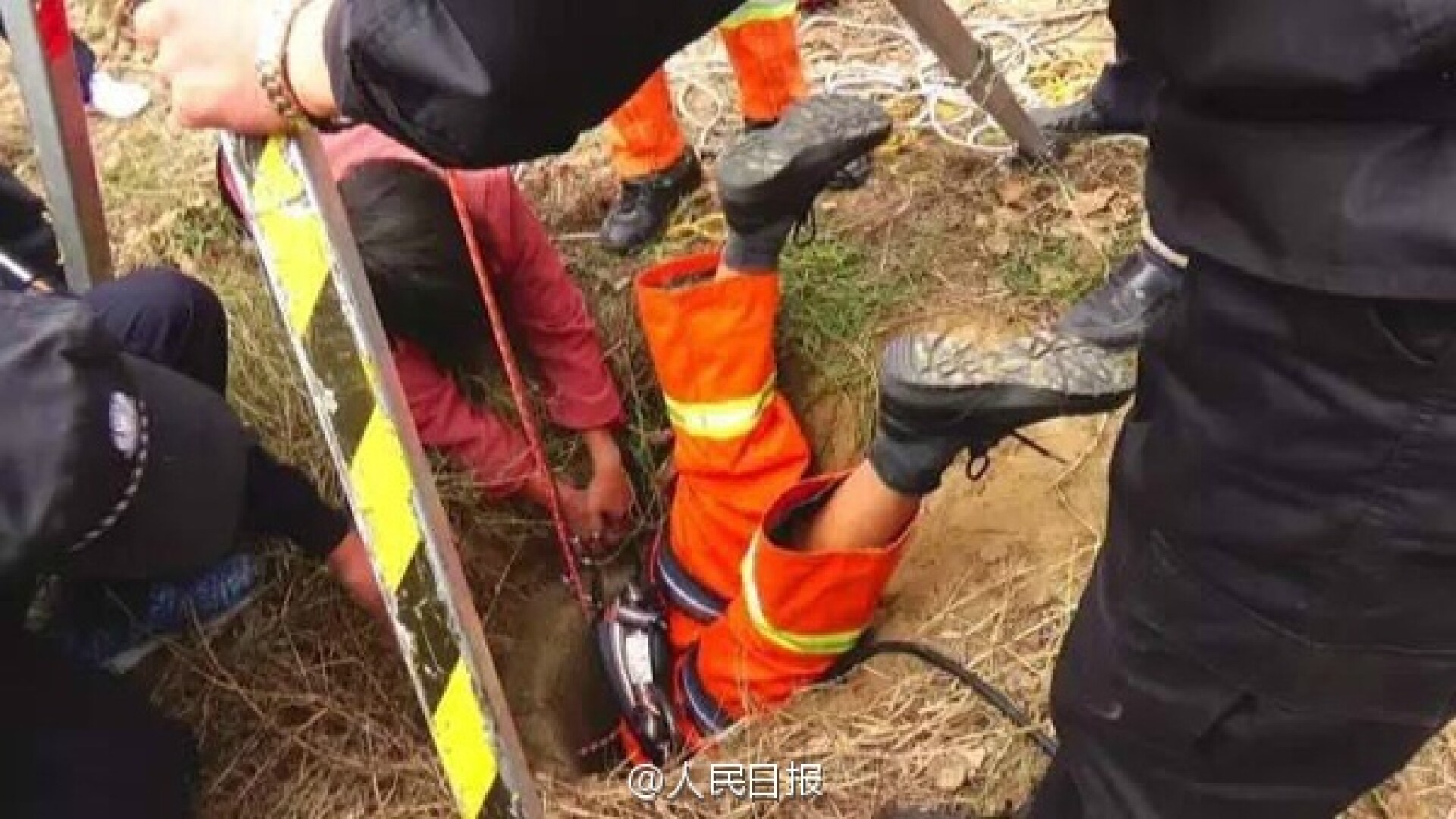 pompier care salveaza un copil cazut in put in China