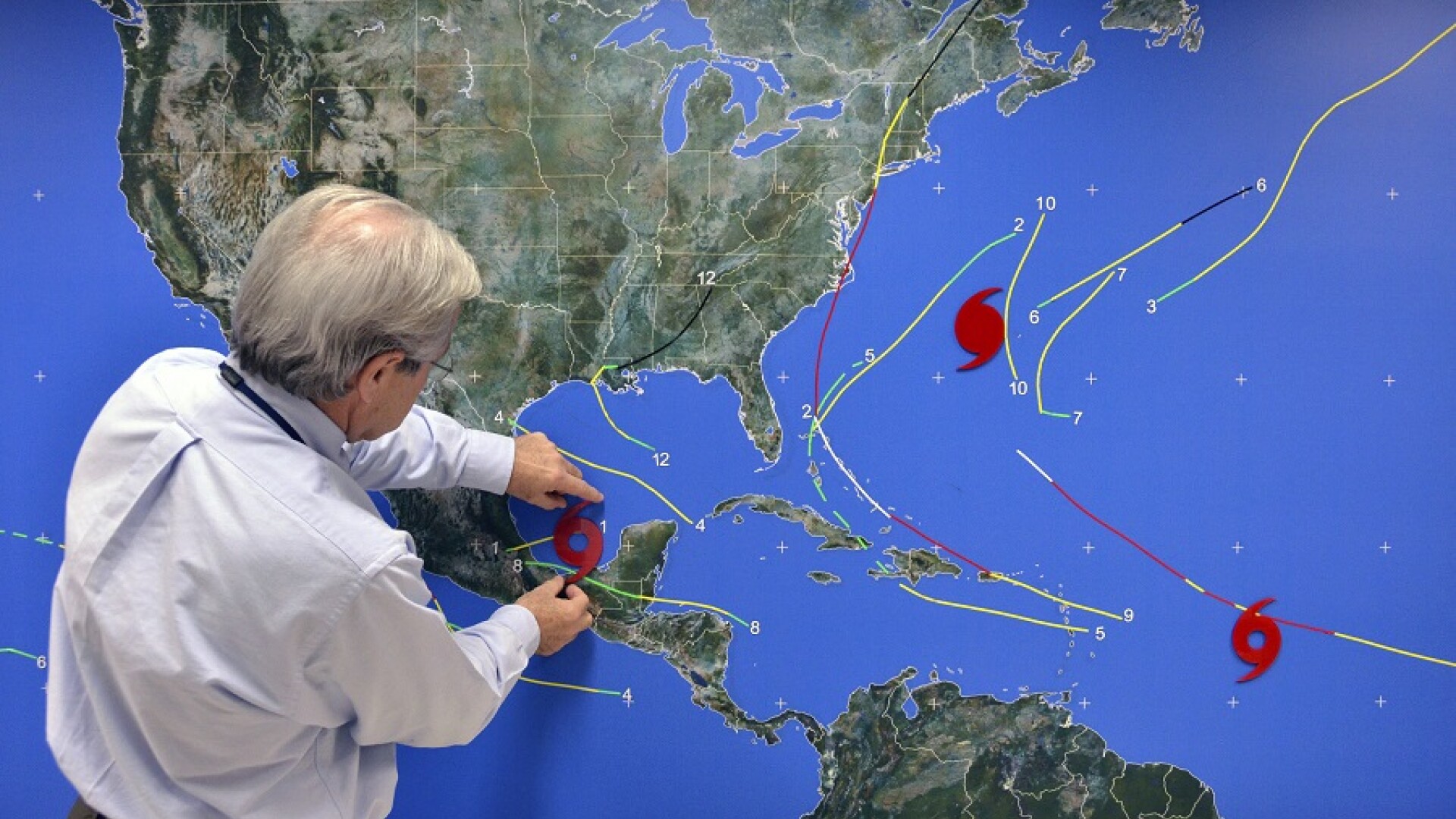 meteorologii americani urmaresc evolutia uraganului nate